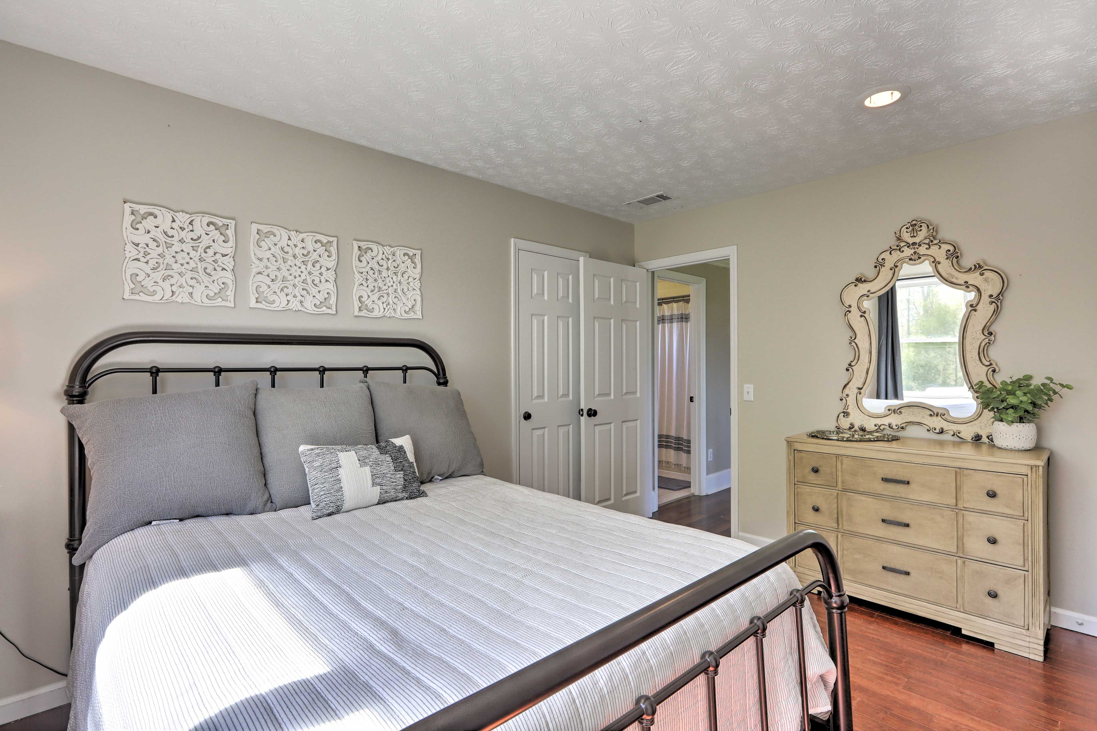 Bedroom 3 | Queen Bed