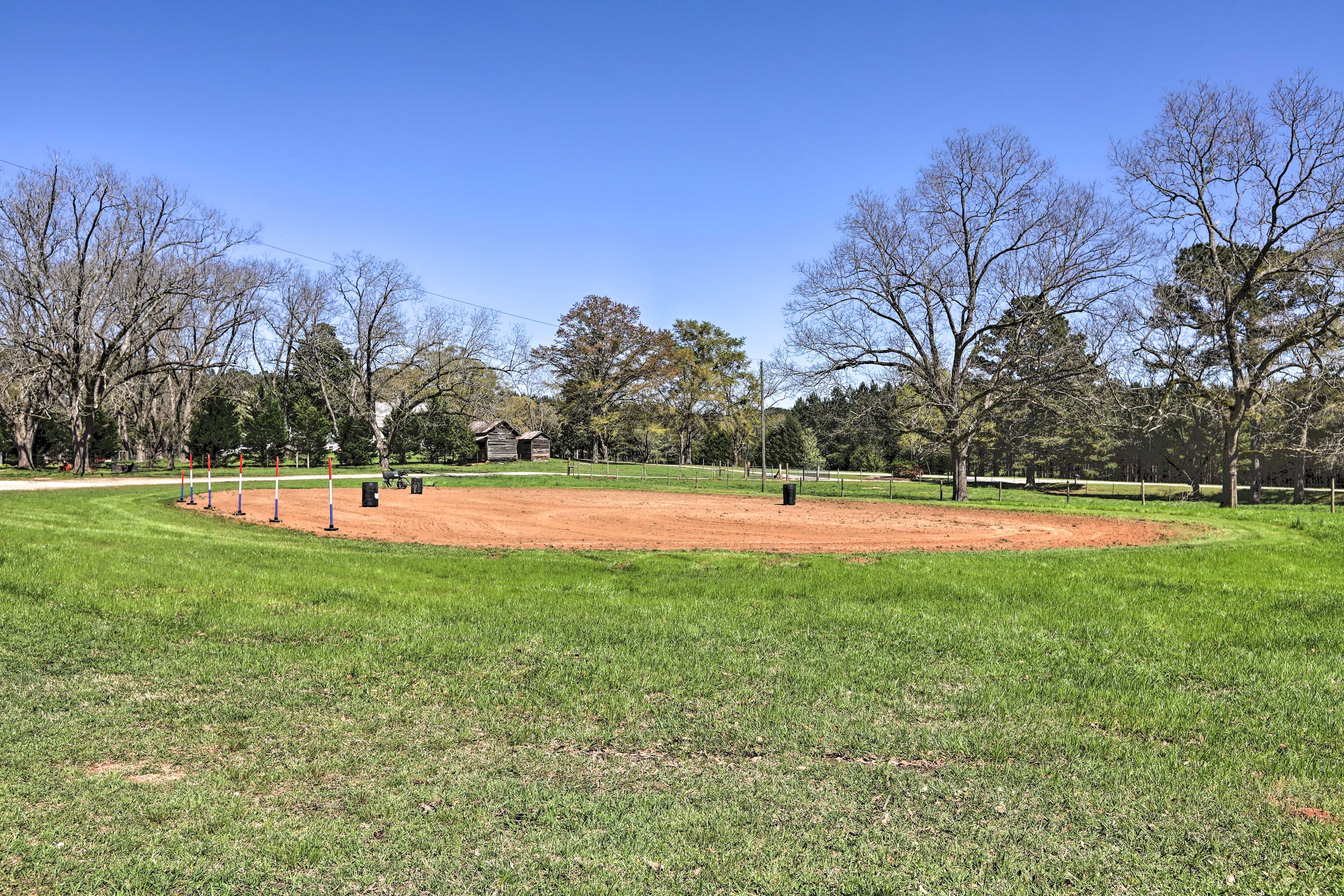 Exterior Space | 25-Acre Property
