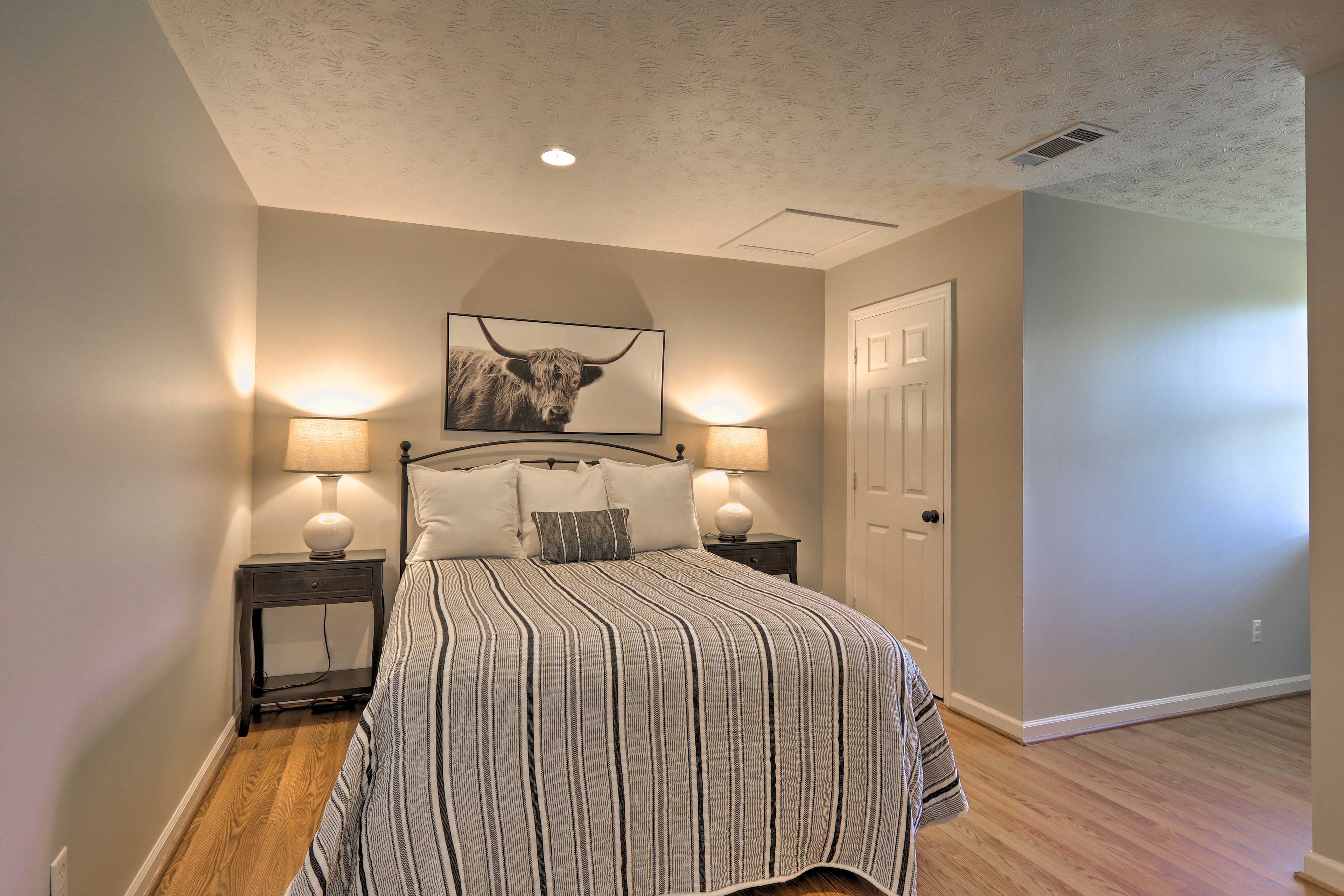 Bedroom 2 | Queen Bed