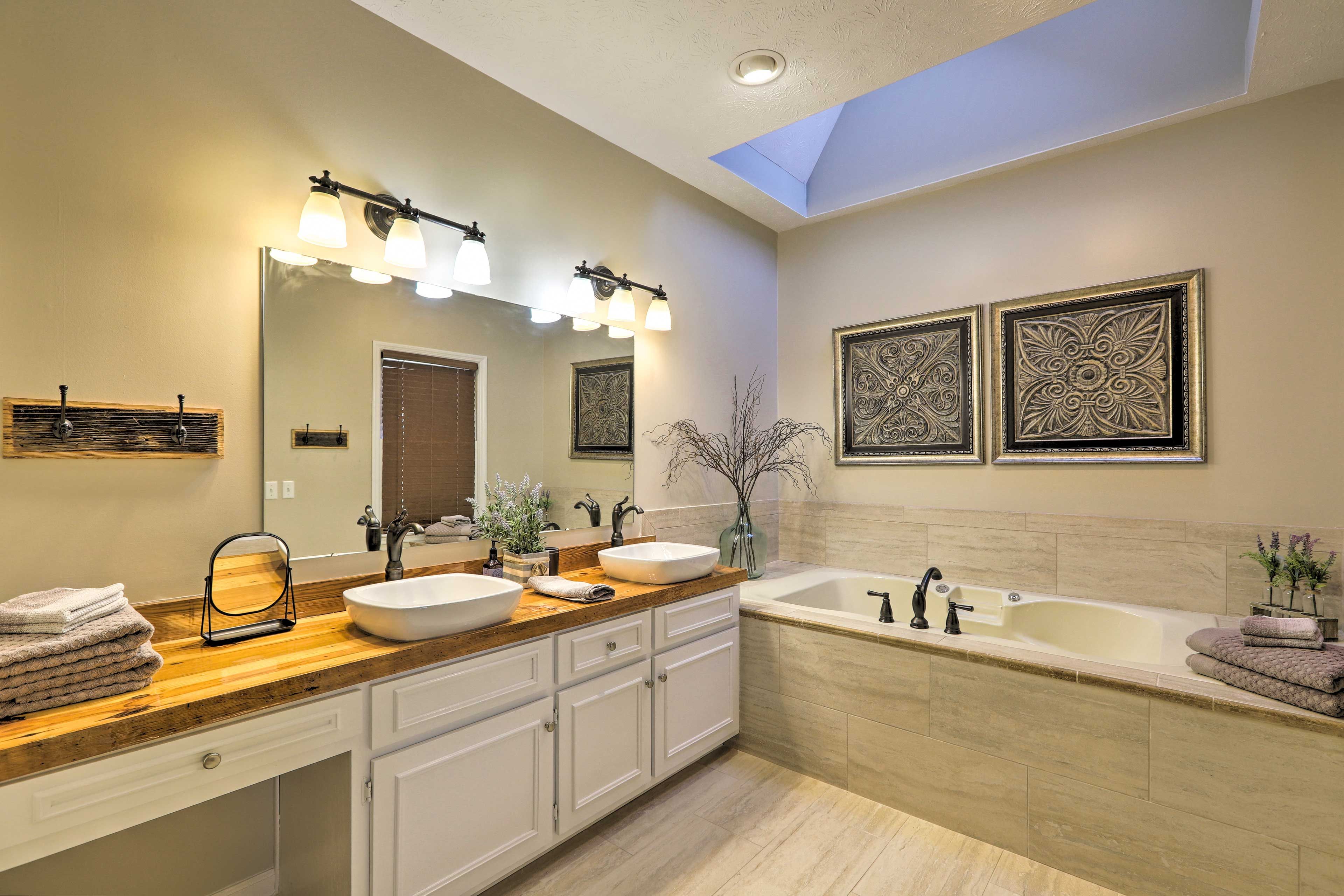 En-Suite Bathroom | Towels Provided