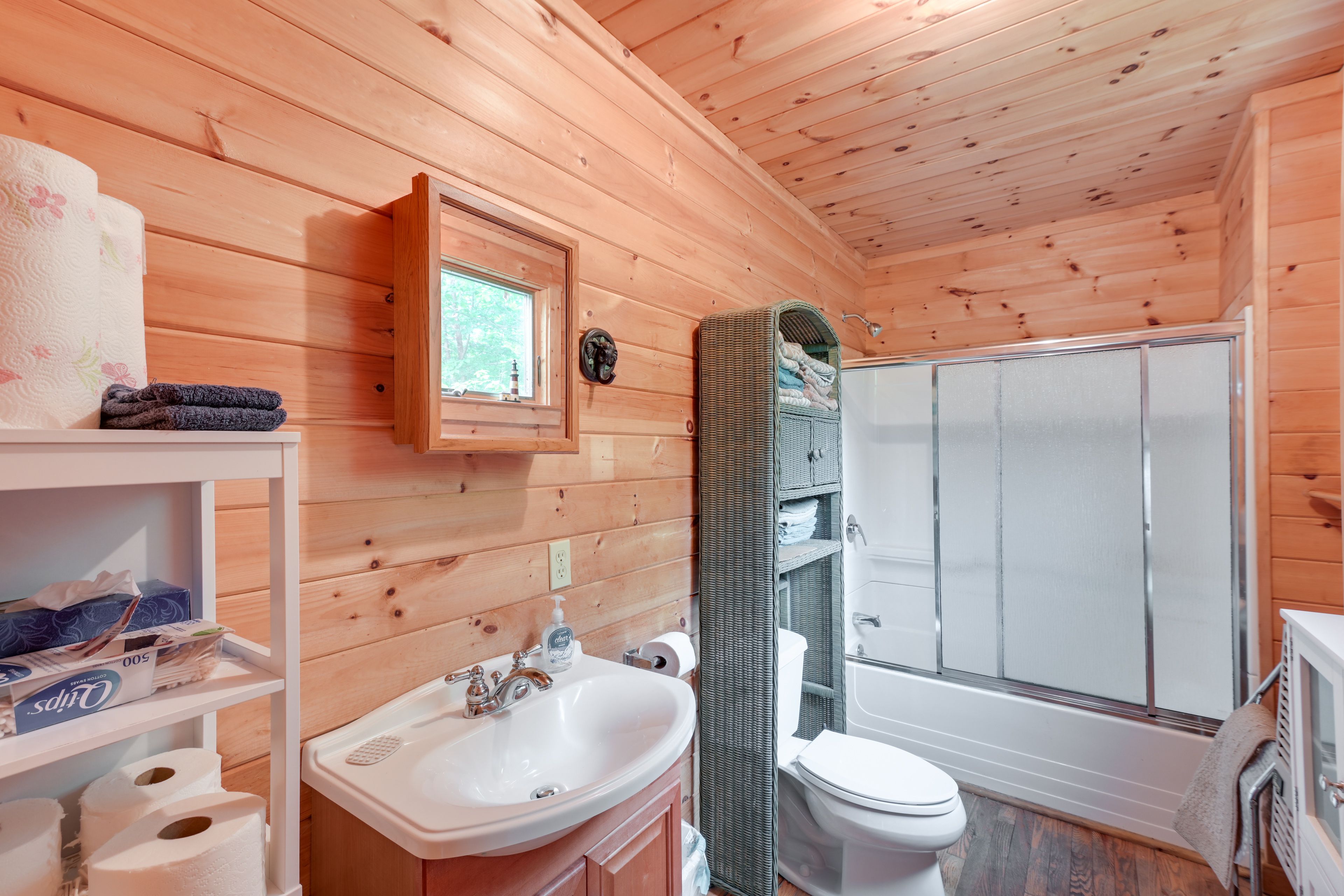 Full Bathroom | Linens/Towels | Complimentary Toiletries