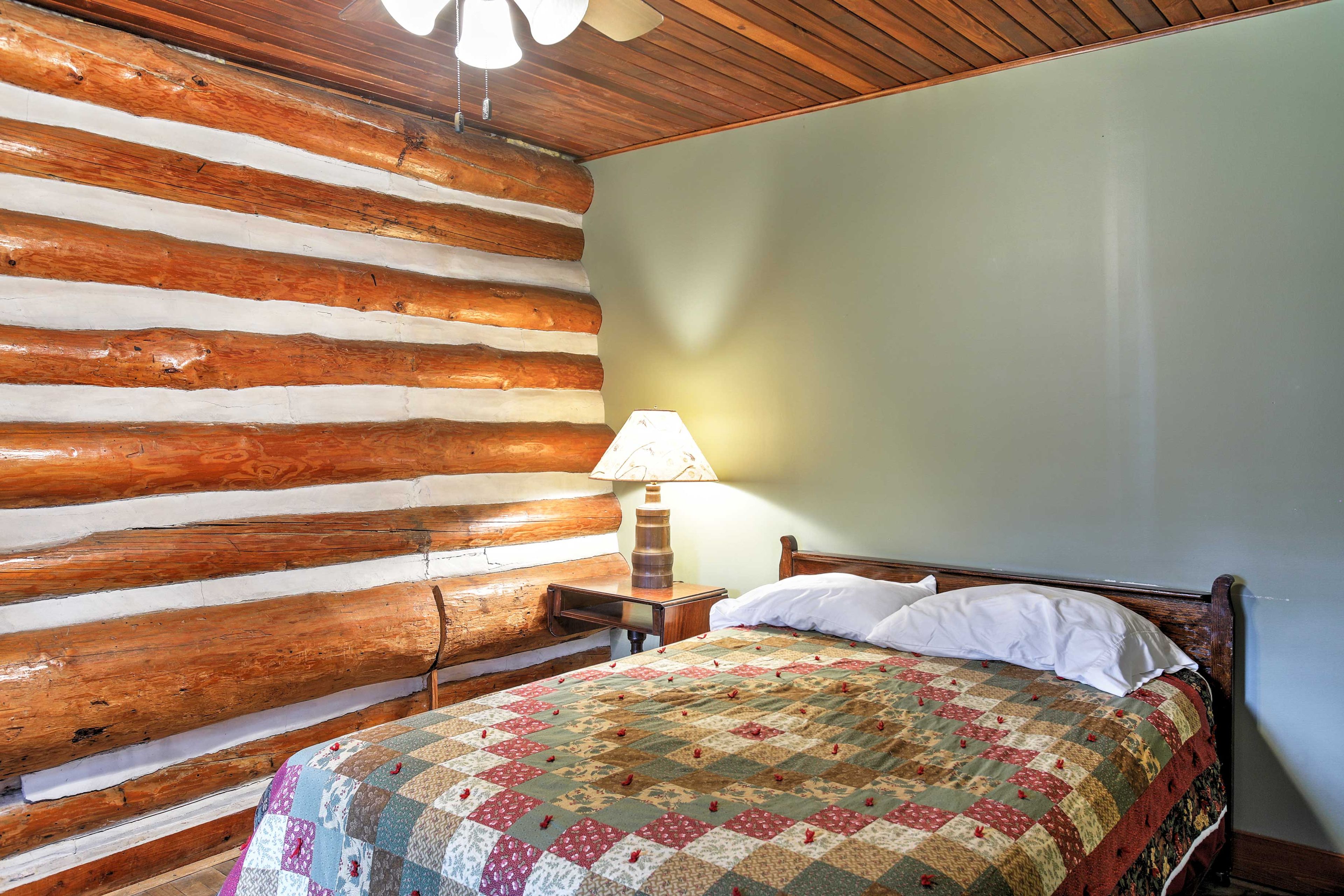 Bedroom | 1st Floor | Queen Bed | Linens Provided