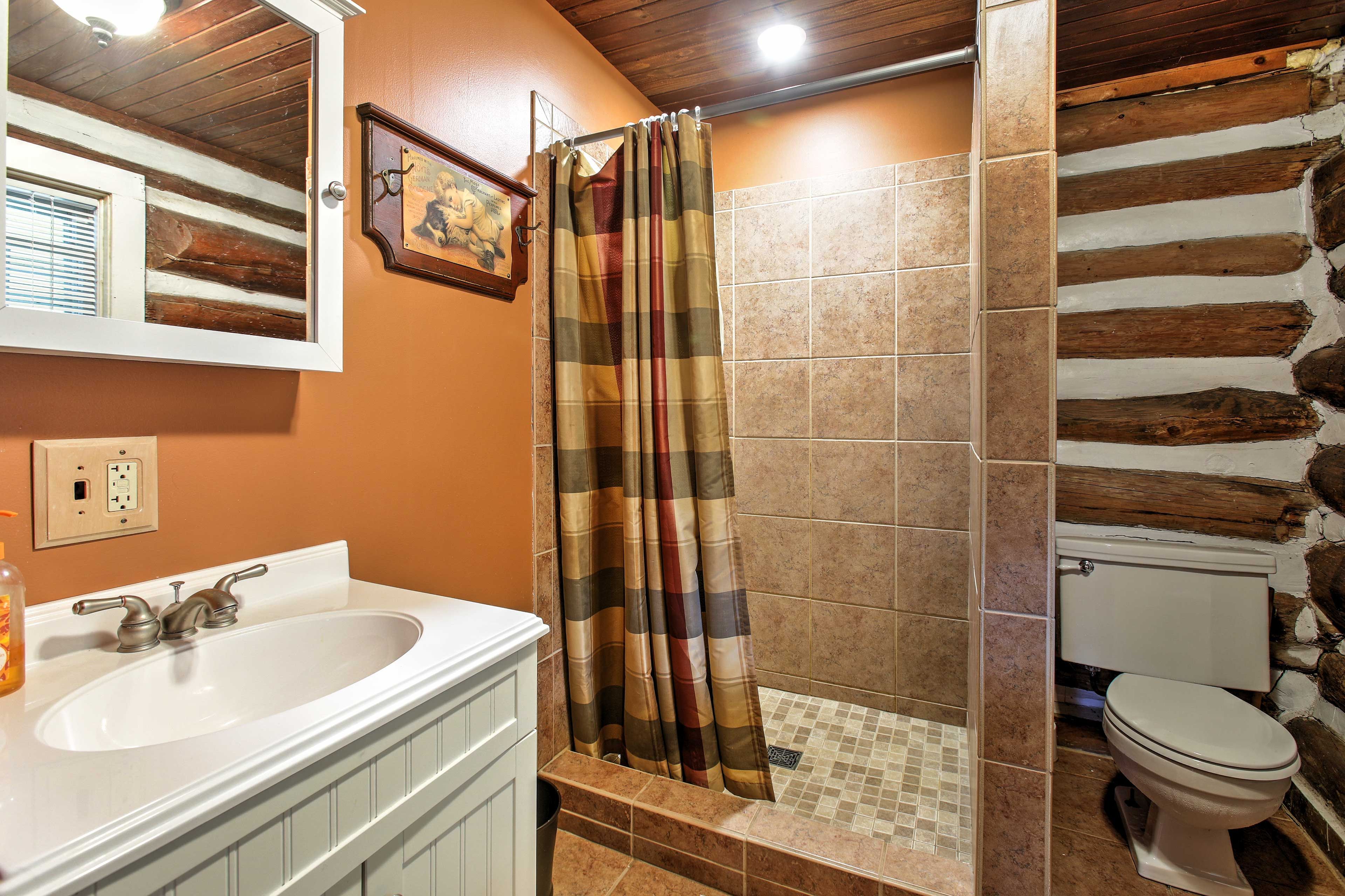 Full Bathroom | 1st Floor | Towels Provided