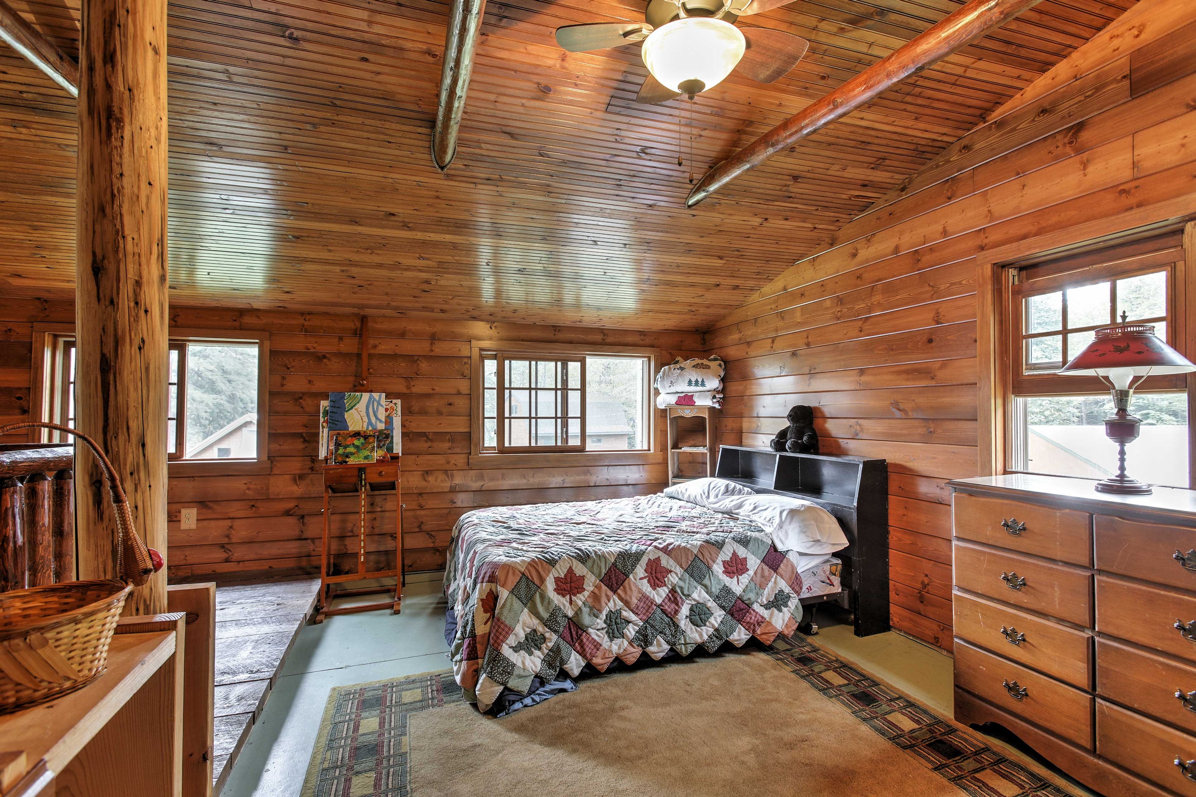 Lakeside Loft | 2nd Floor | Queen Bed | Twin Bed