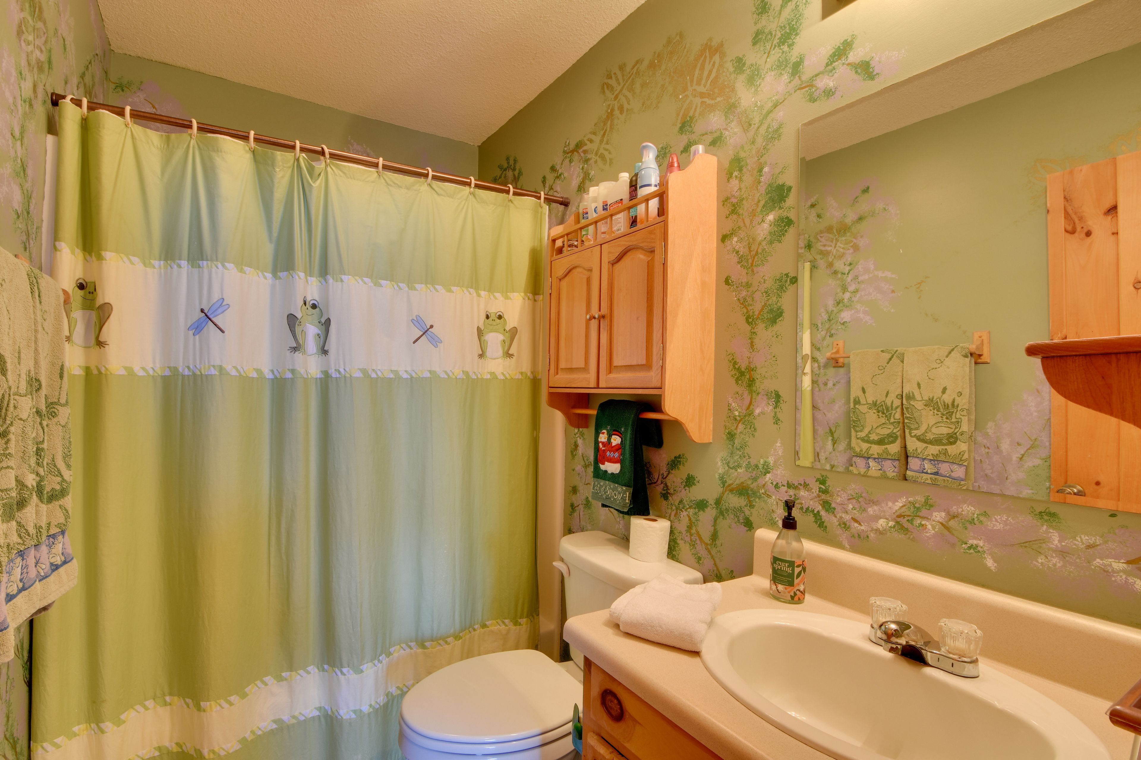 Full Bathroom | Towels Provided | Shower/Tub Combo
