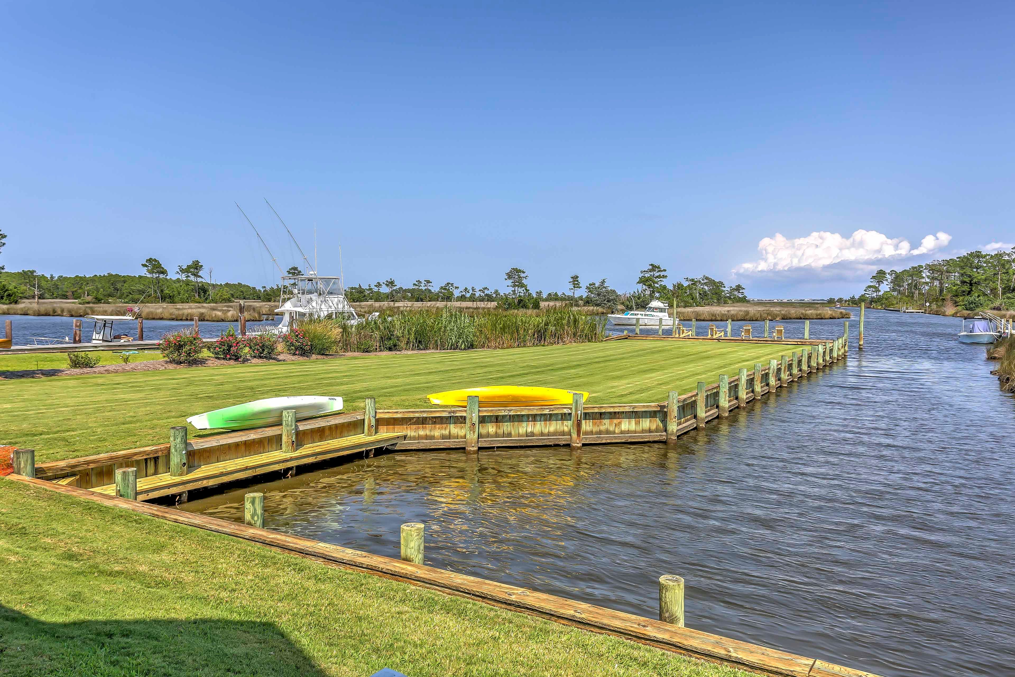 Nestled on Roanoke Sound, this property boasts a wonderful waterfront location.