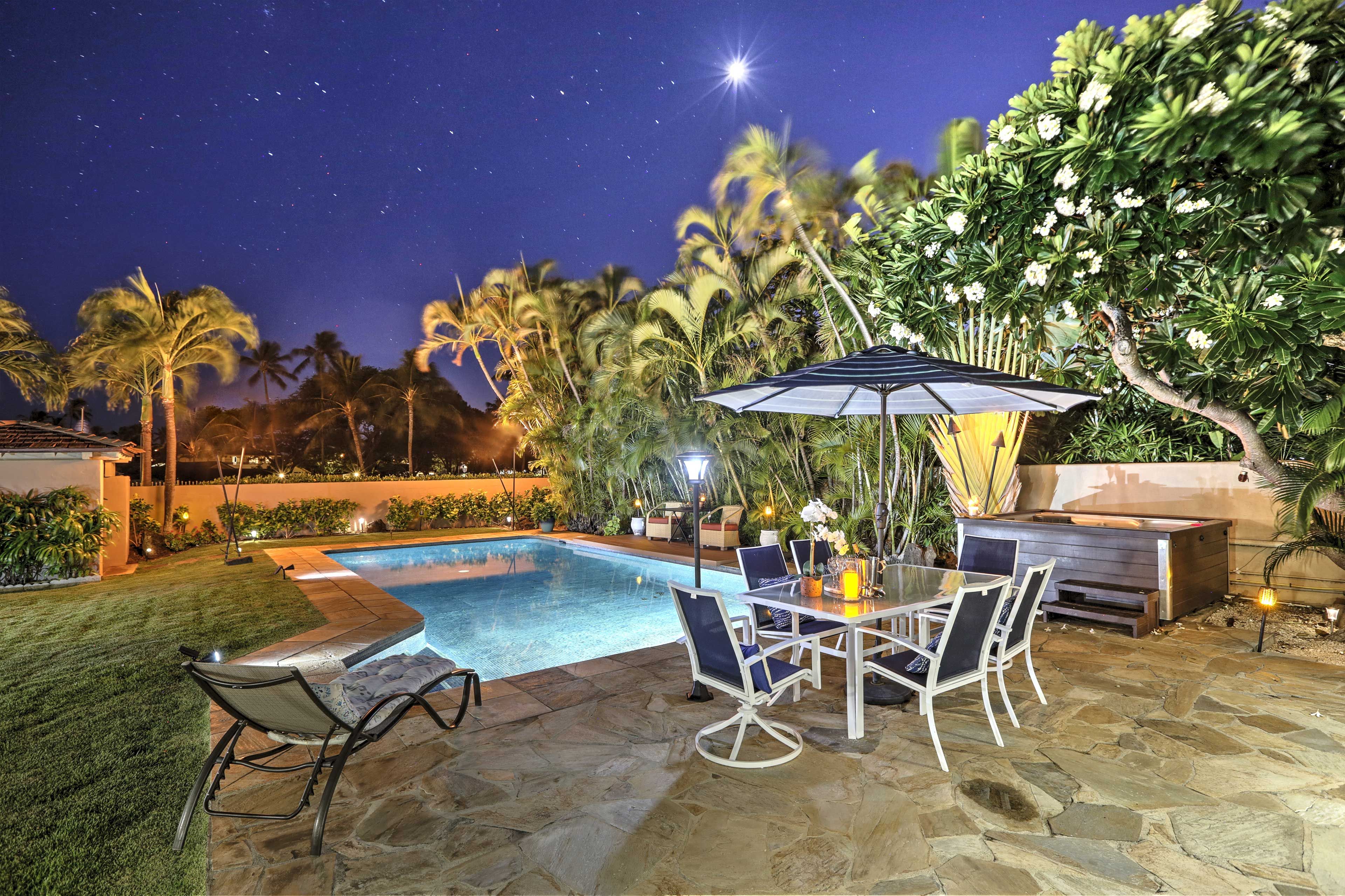 This Hawaiian oasis awaits you in Honolulu with 1 bedroom and 1 bathroom, only 5 minutes from the heart of the city.