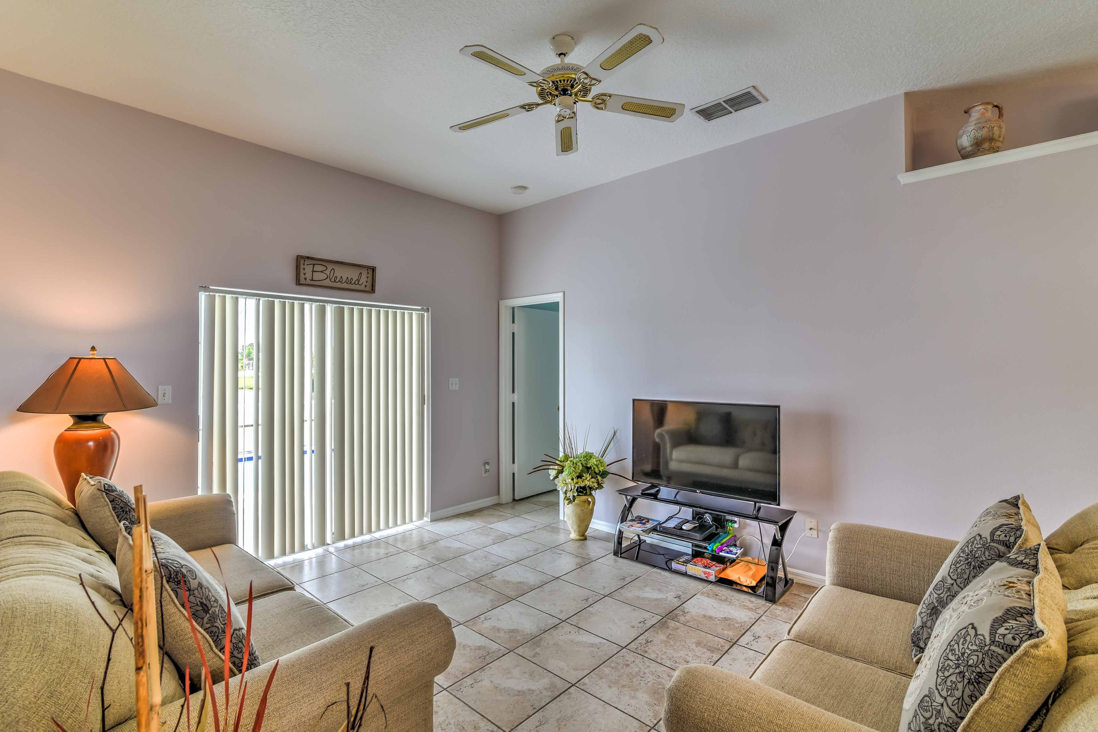 Living Room | Central A/C & Heating | Free WiFi