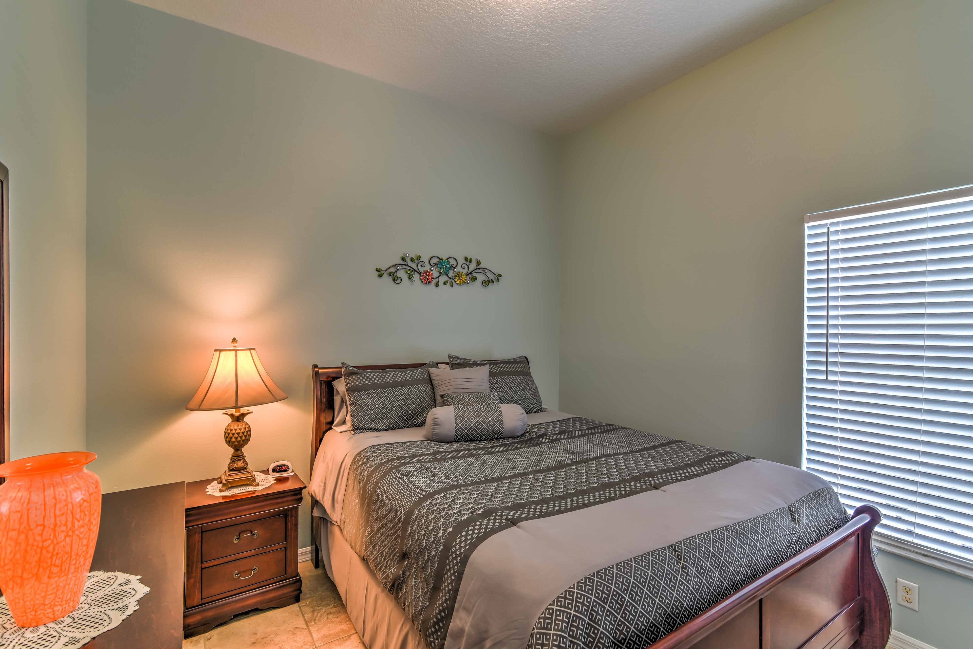 Bedroom 1 | Queen Bed