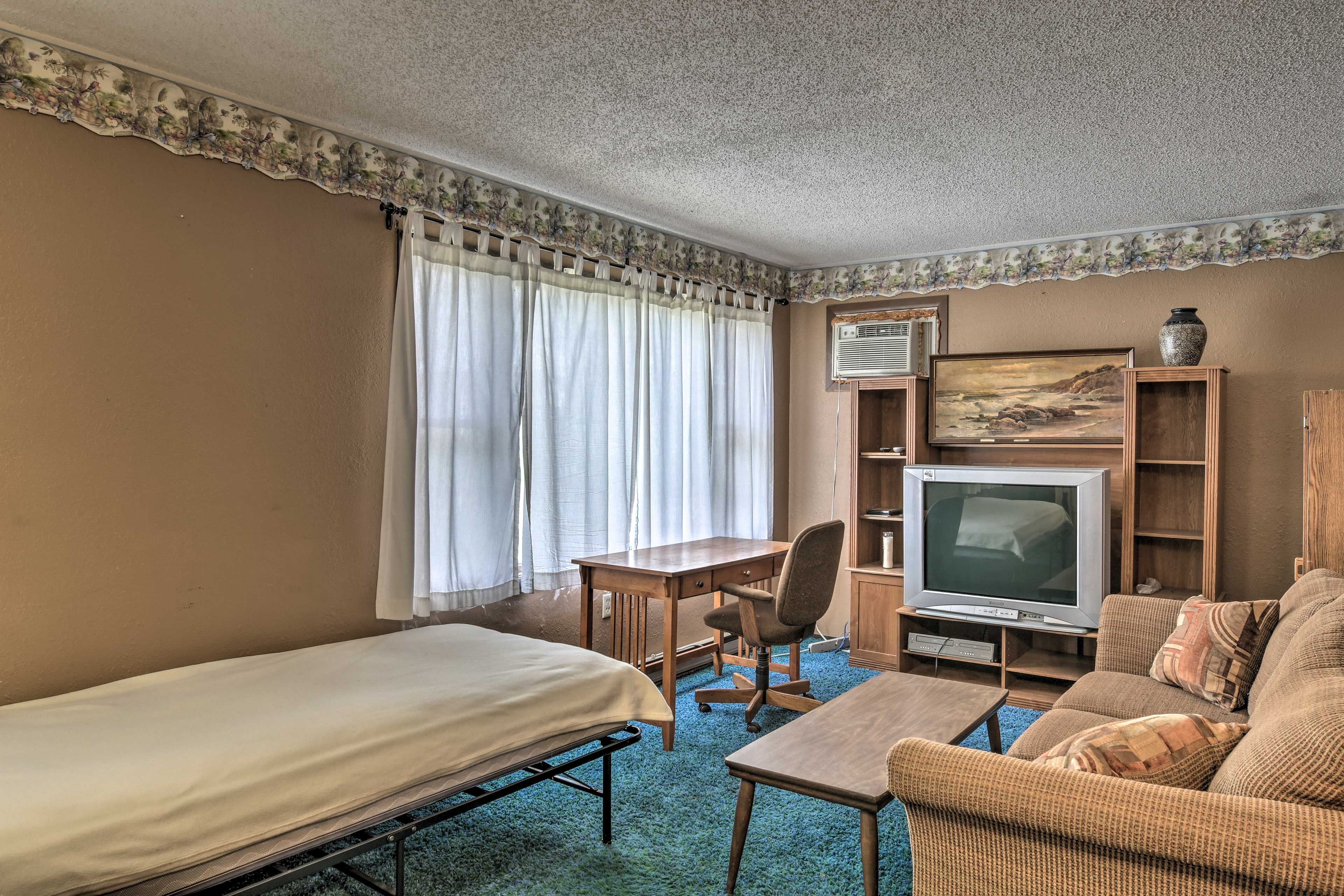 One guest can claim the additional twin bed at night.