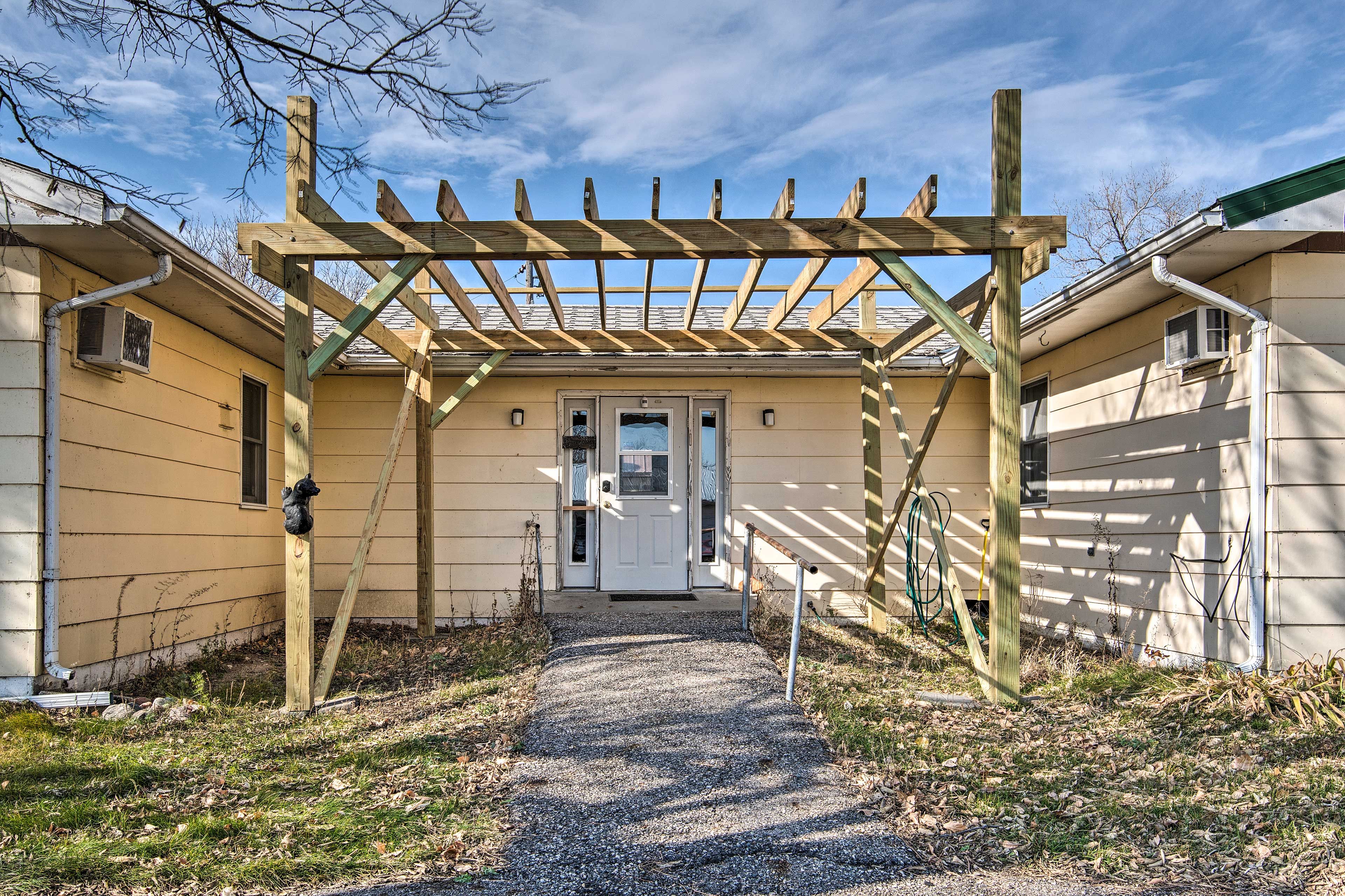 Explore the nearby towns of Aberdeen, Mitchell, Pierre, and more.