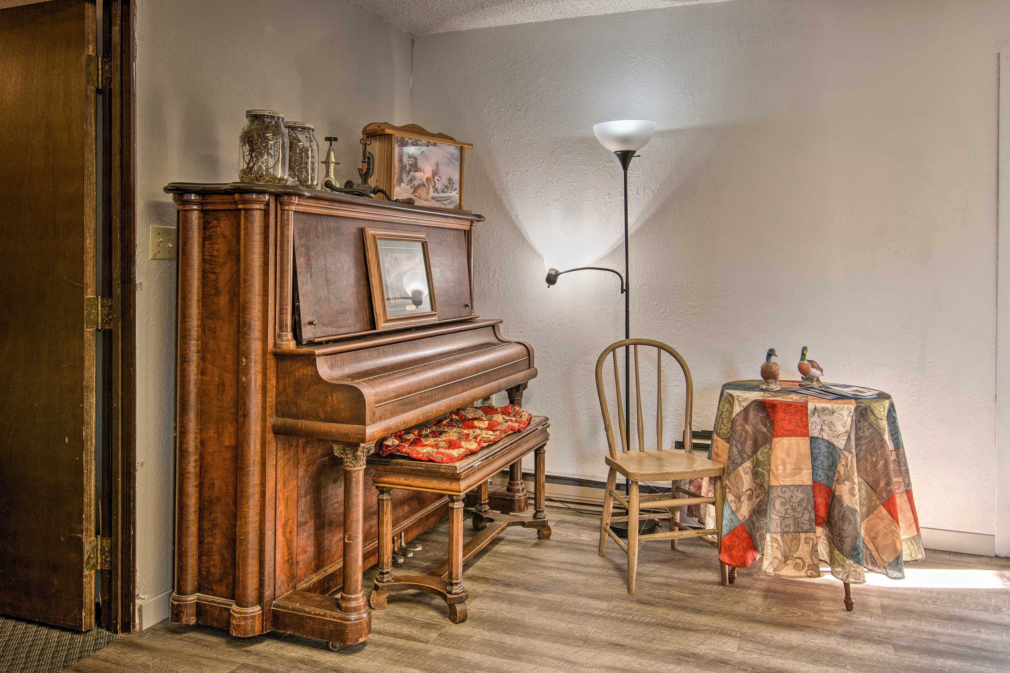 Entertain the group with favorite melodies.