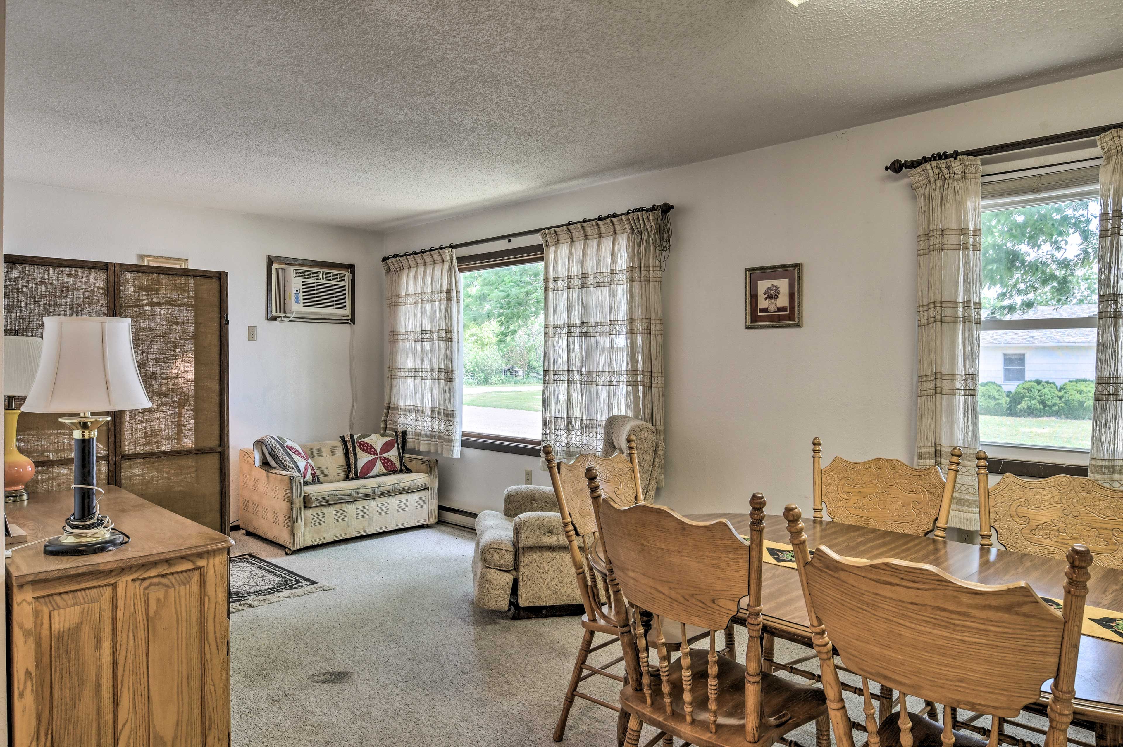 The open layout makes it easy to share quality time with loved ones.