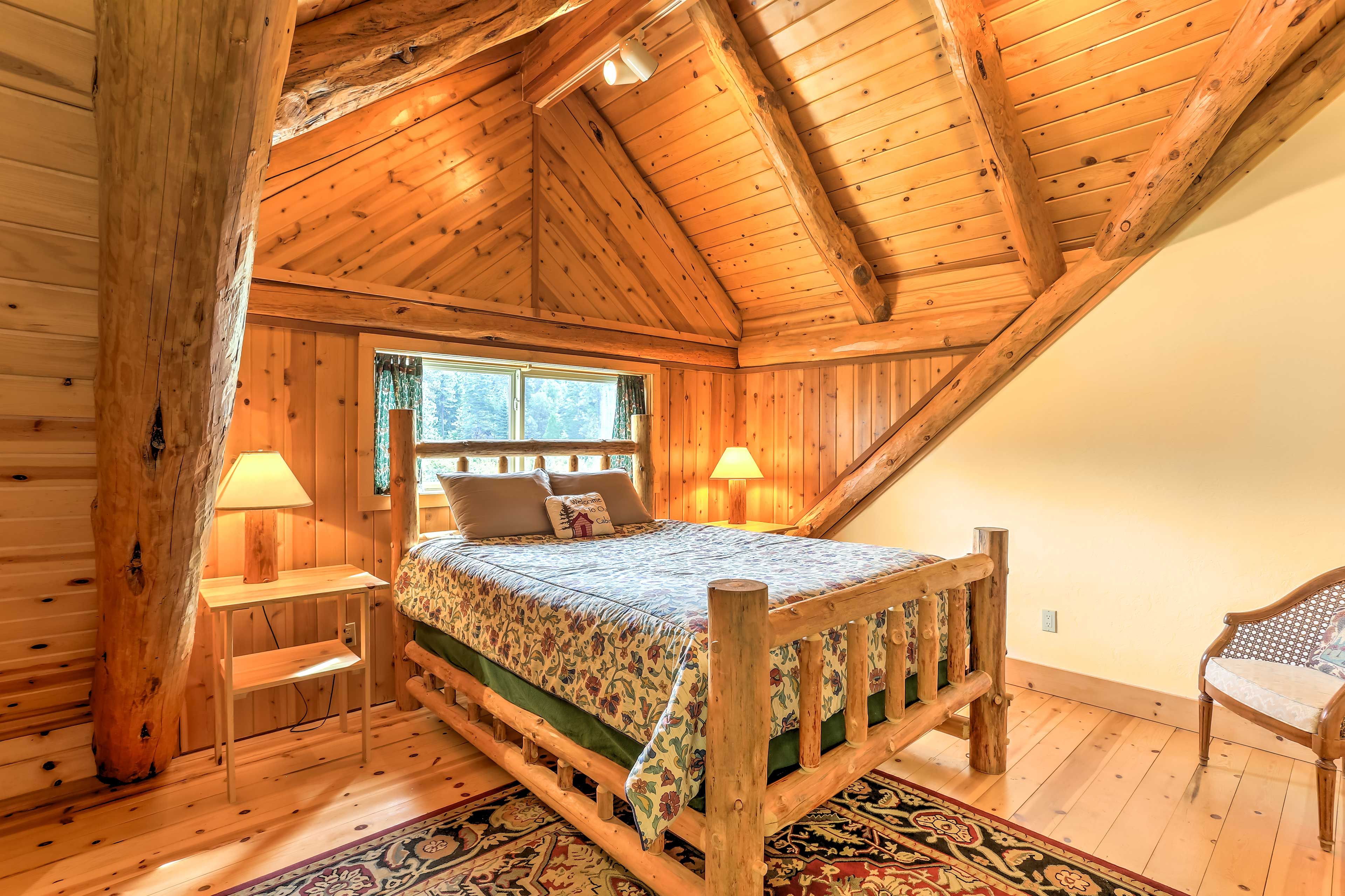 Bedroom 1 | Queen Bed | Twin Bed