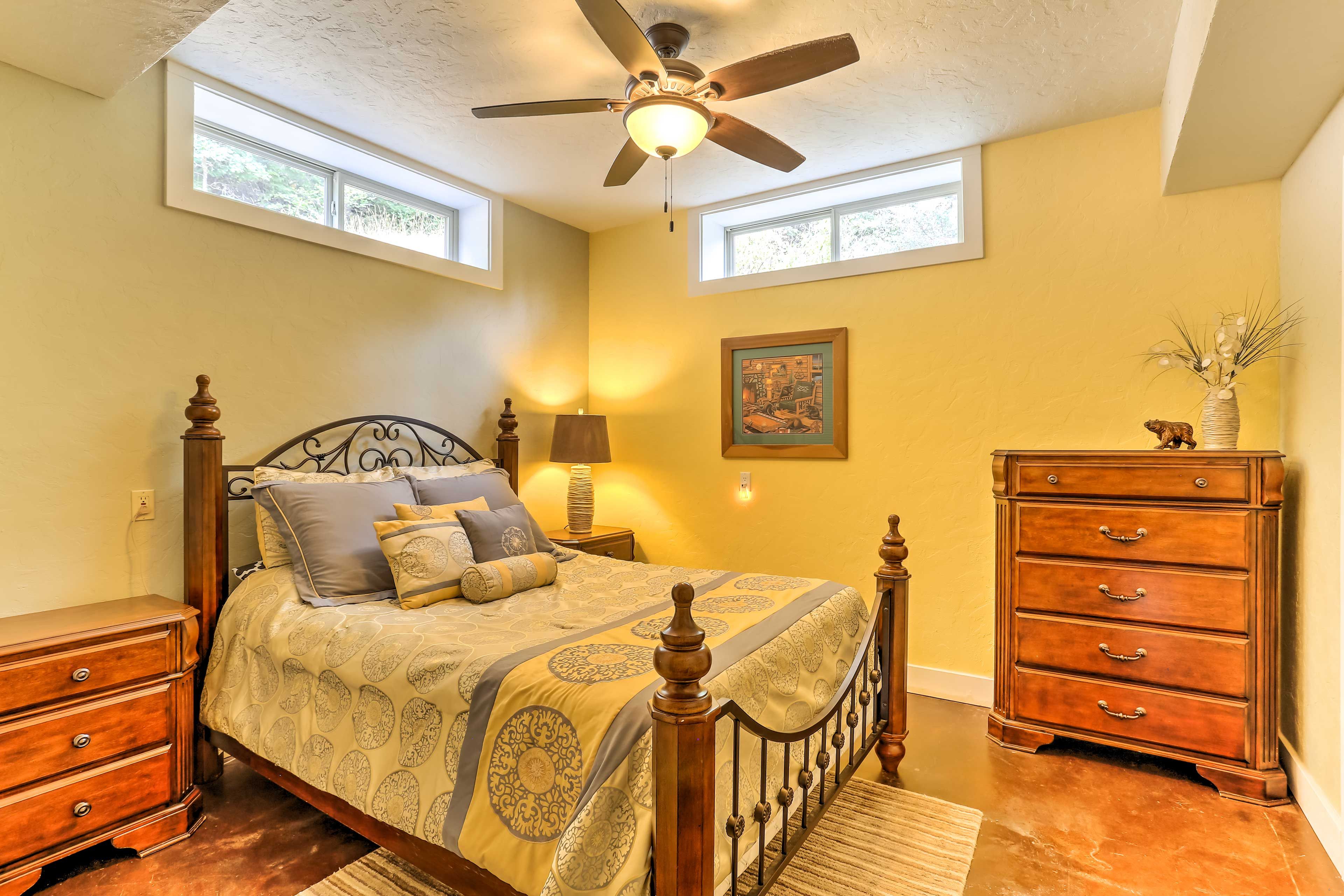 Bedroom 2 | Queen Bed