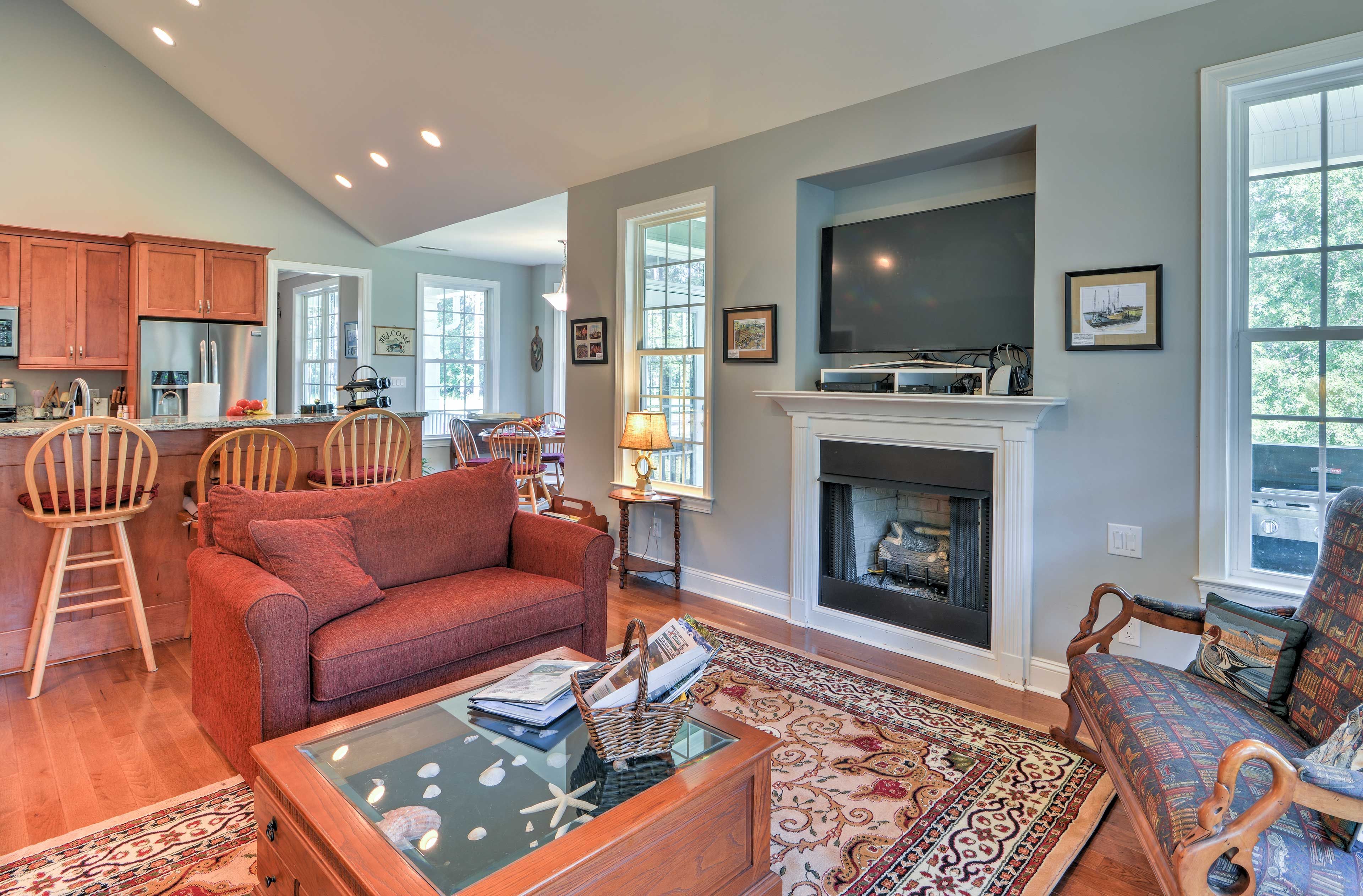 Living Room | Central A/C & Heating | Cable TV | Free WiFi