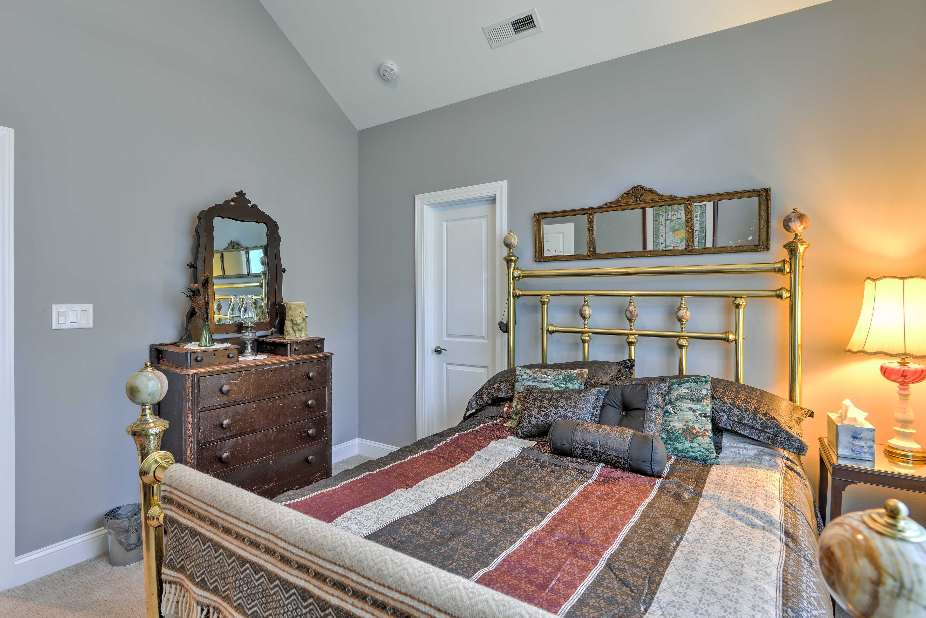 Bedroom 2 | Queen Bed