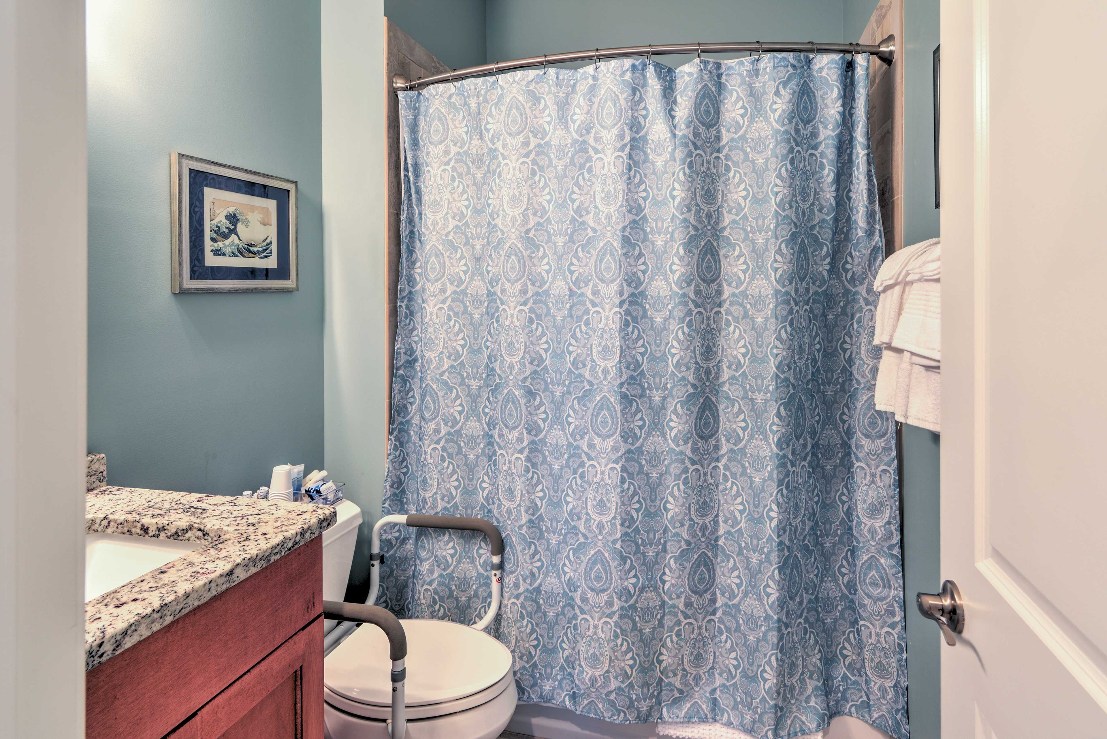 Full Bathroom | Complimentary Toiletries | Hair Dryer