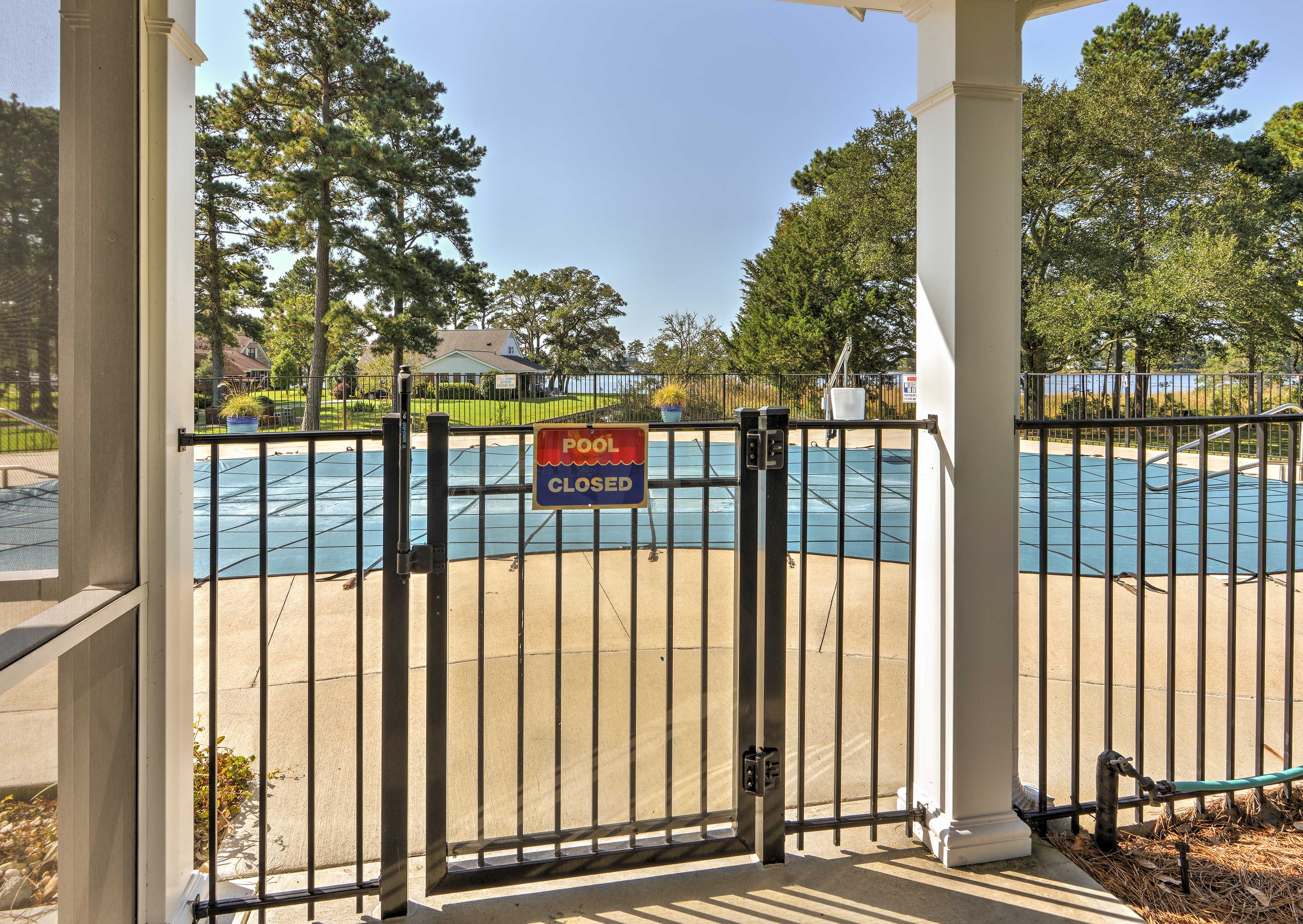 Community Amenities | Outdoor Pool (Seasonal)