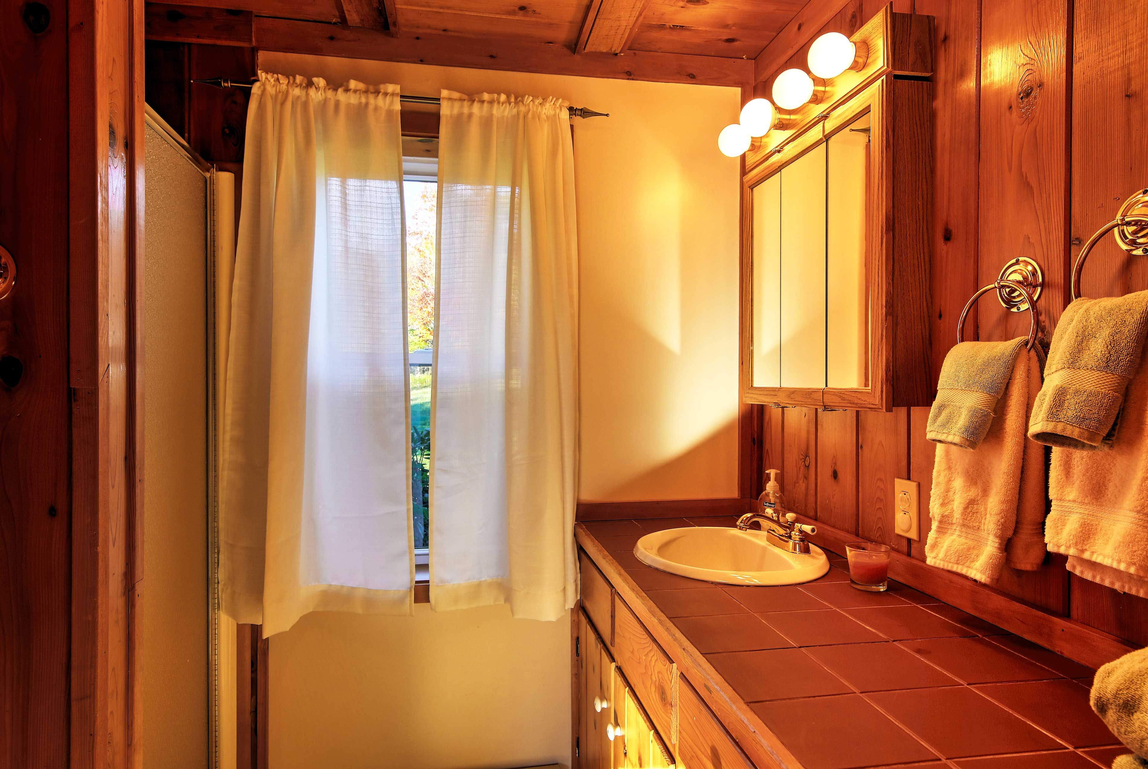 Full Bathroom | Complimentary Toiletries | Hair Dryer