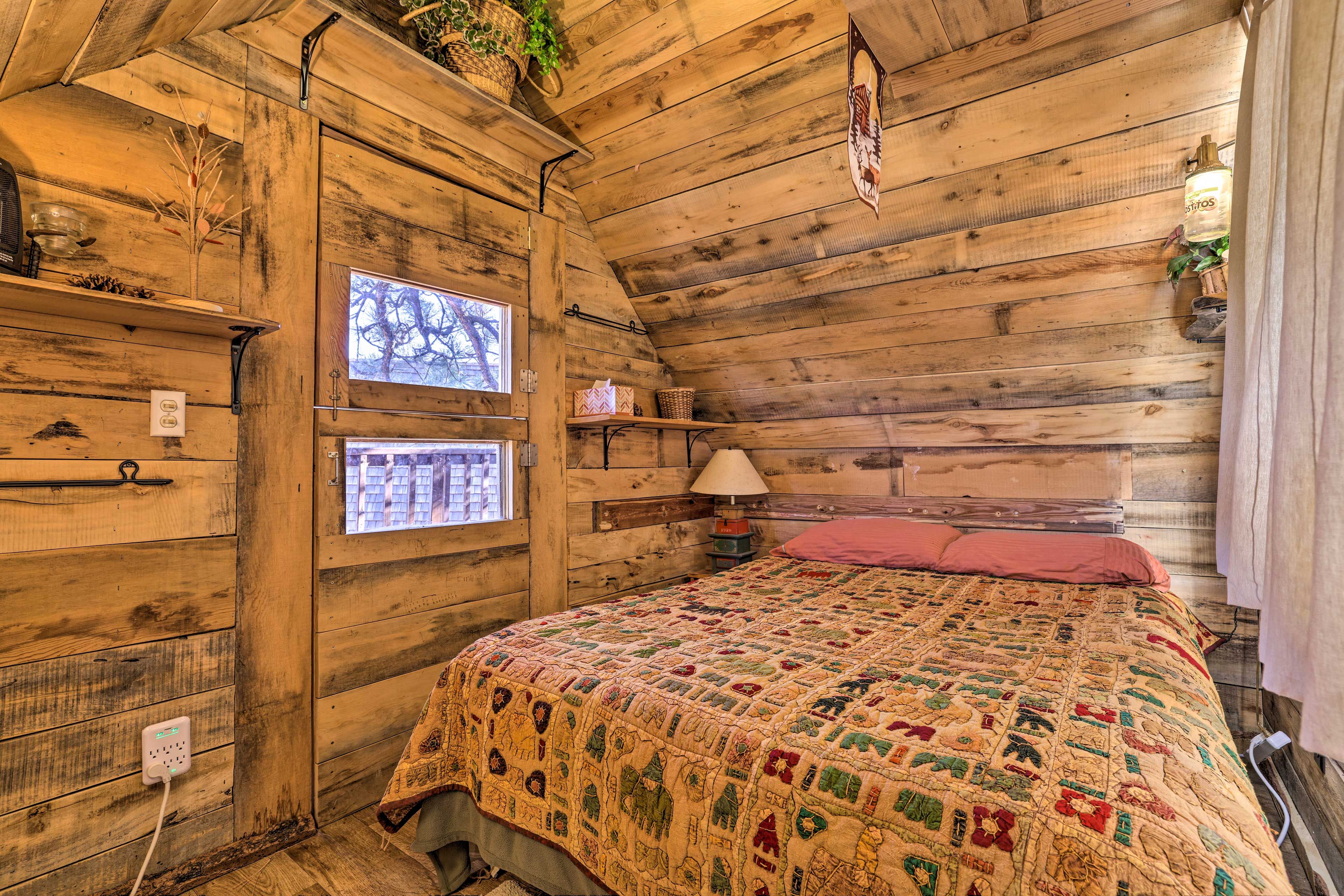 Bedroom 5 (Tree House) | Queen Bed