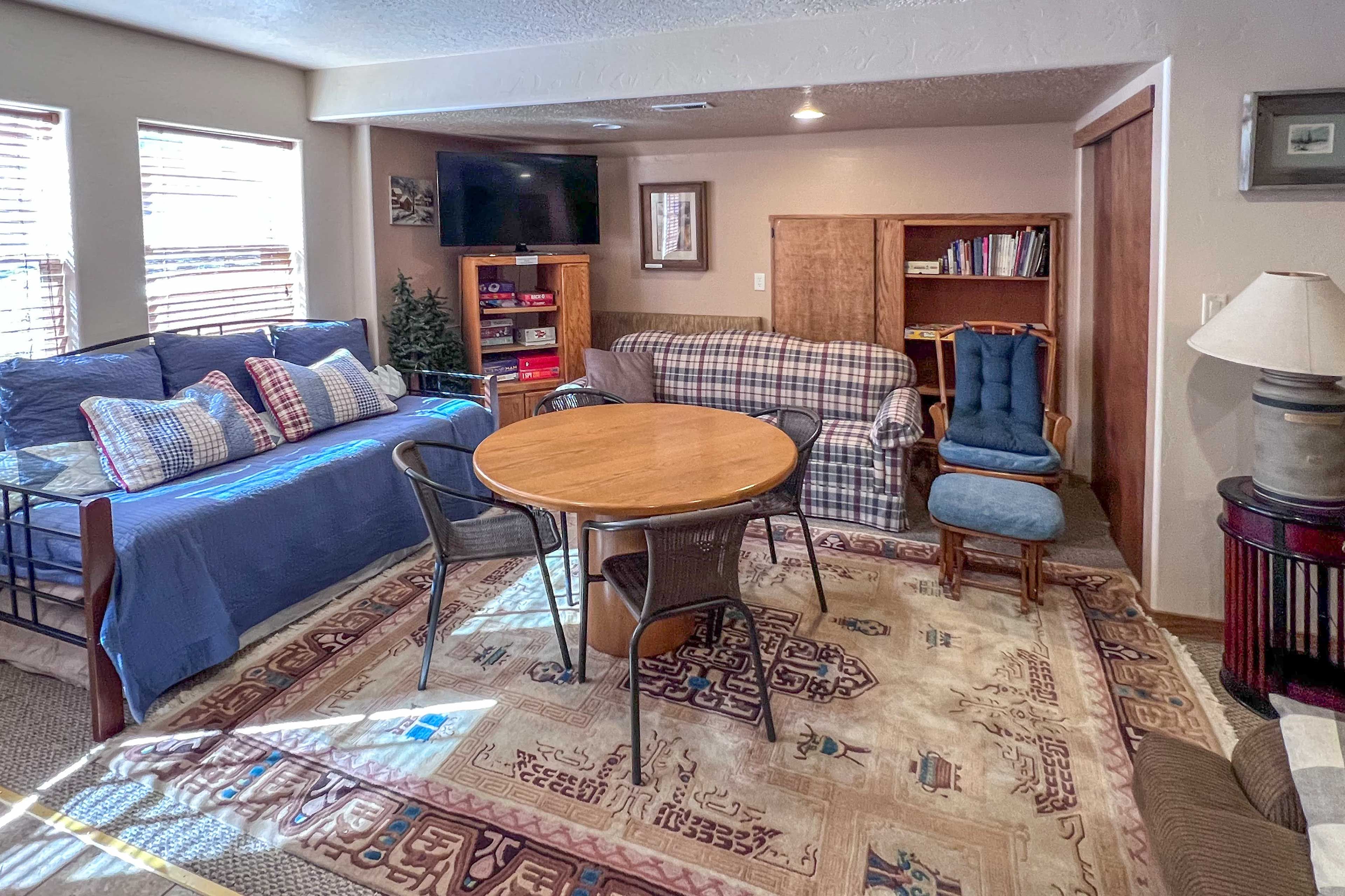Family Room | Twin Daybed w/ Twin Trundle | Wood-Burning Stove | Cable TV