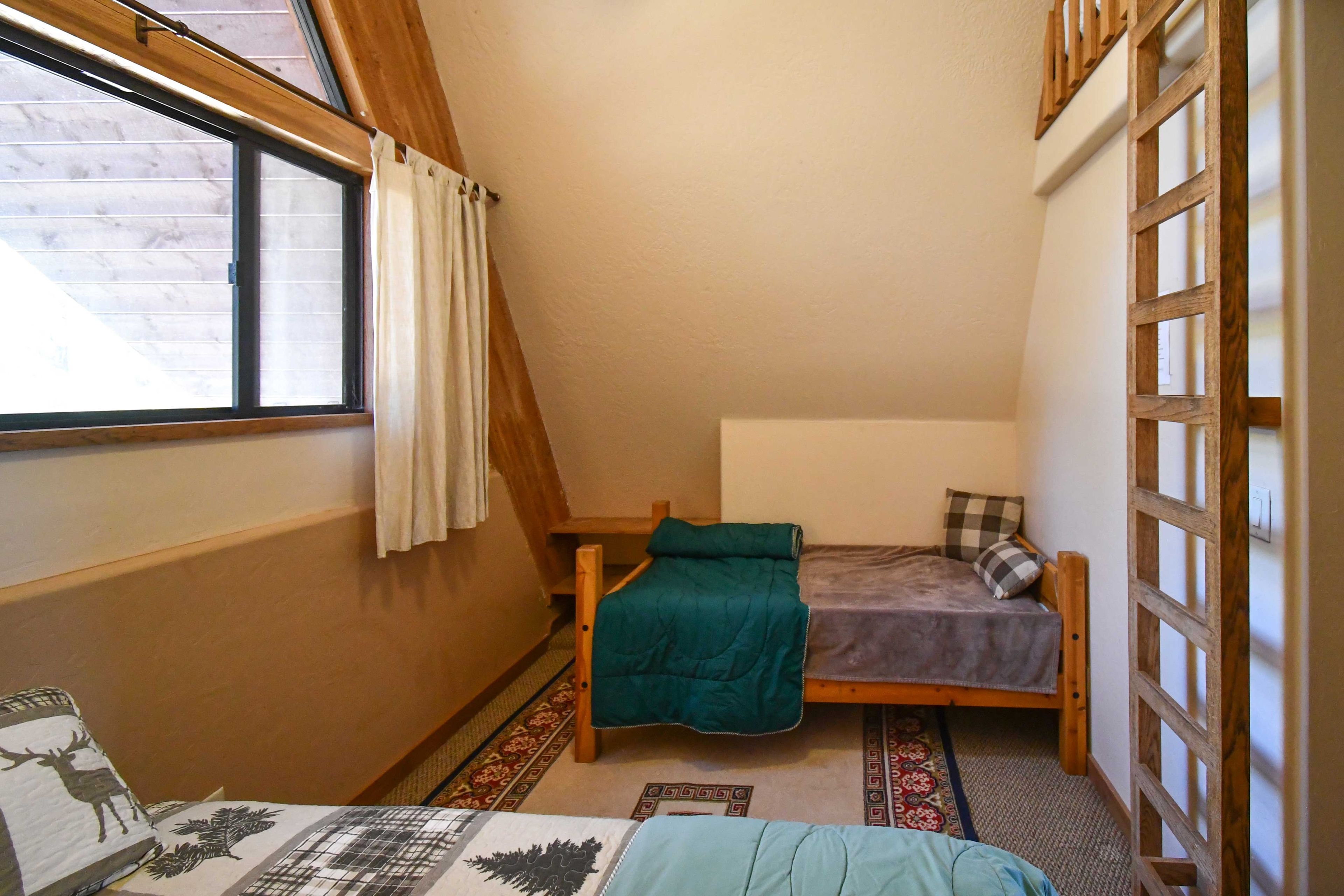 Bedroom 2 (Loft) | Queen Bed | Twin Bed