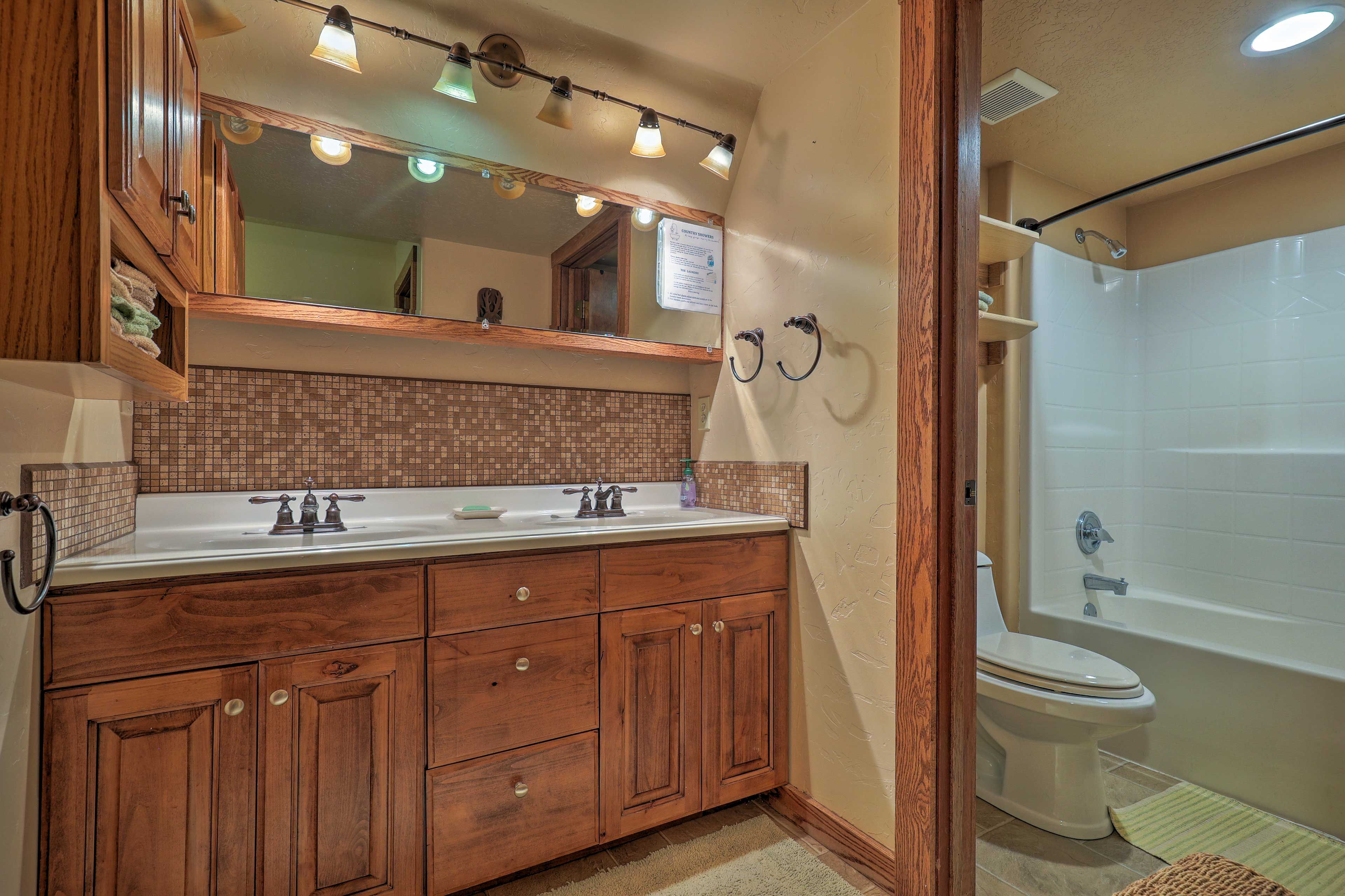 Jack & Jill Full Bathroom