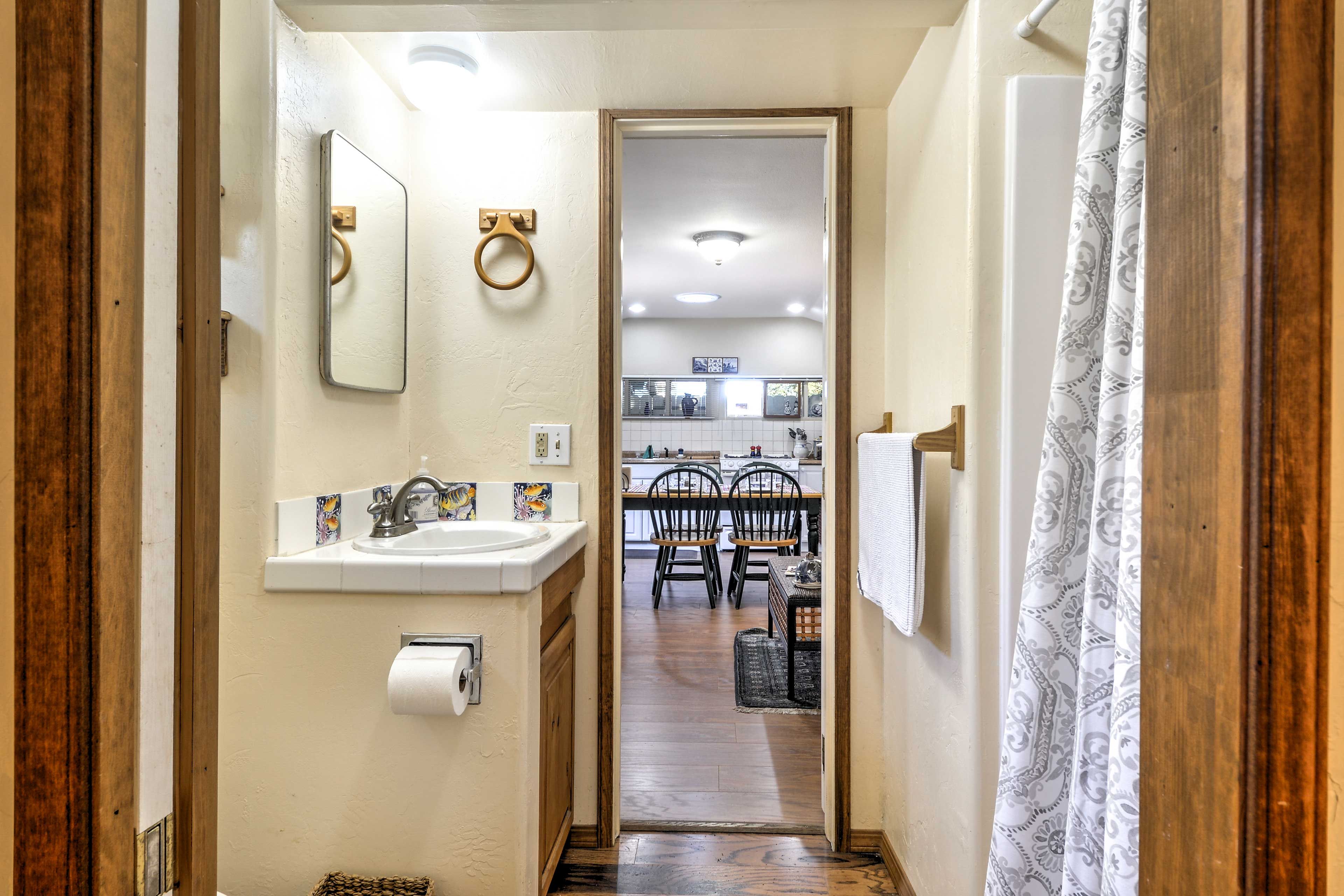 Full Bathroom | Linens & Towels | Complimentary Toiletries | Hair Dryer