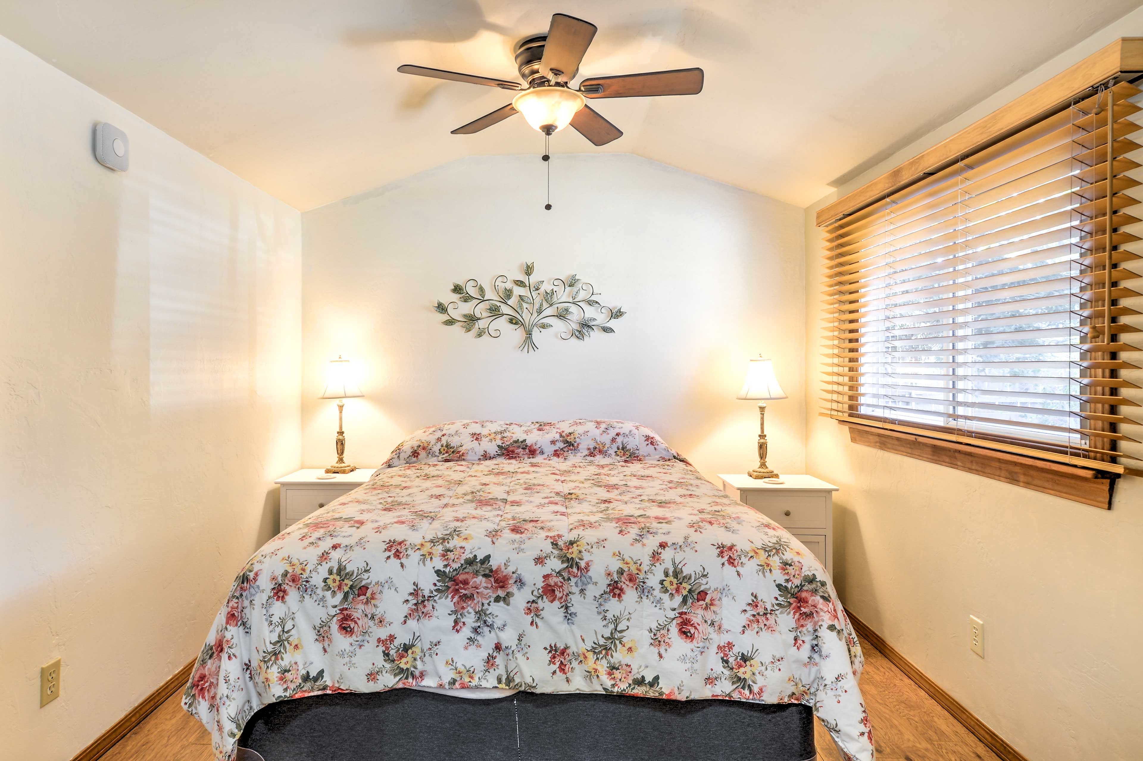 Bedroom | Queen Bed