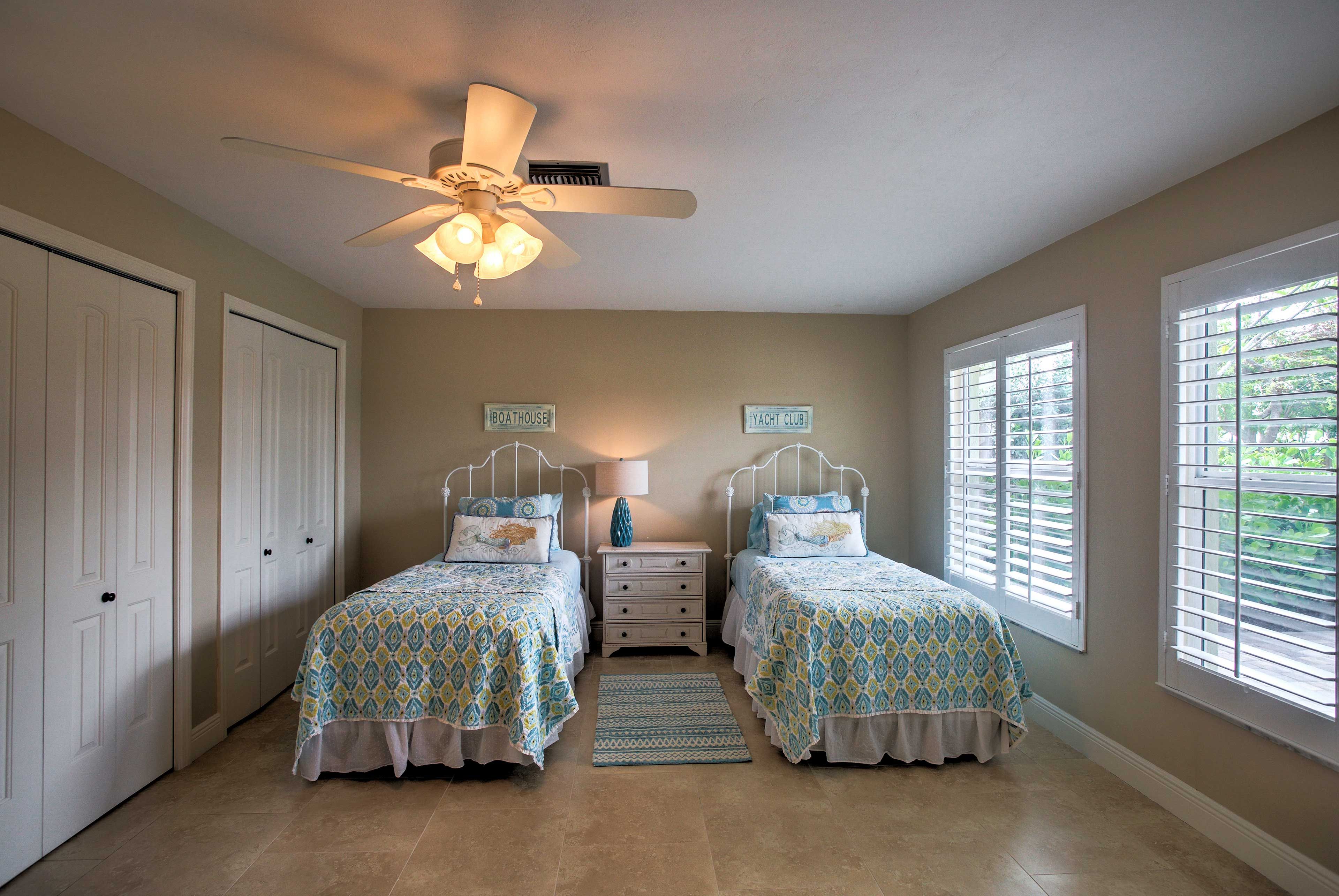 Siblings and friends will love this quaint bedroom with 2 twin beds.