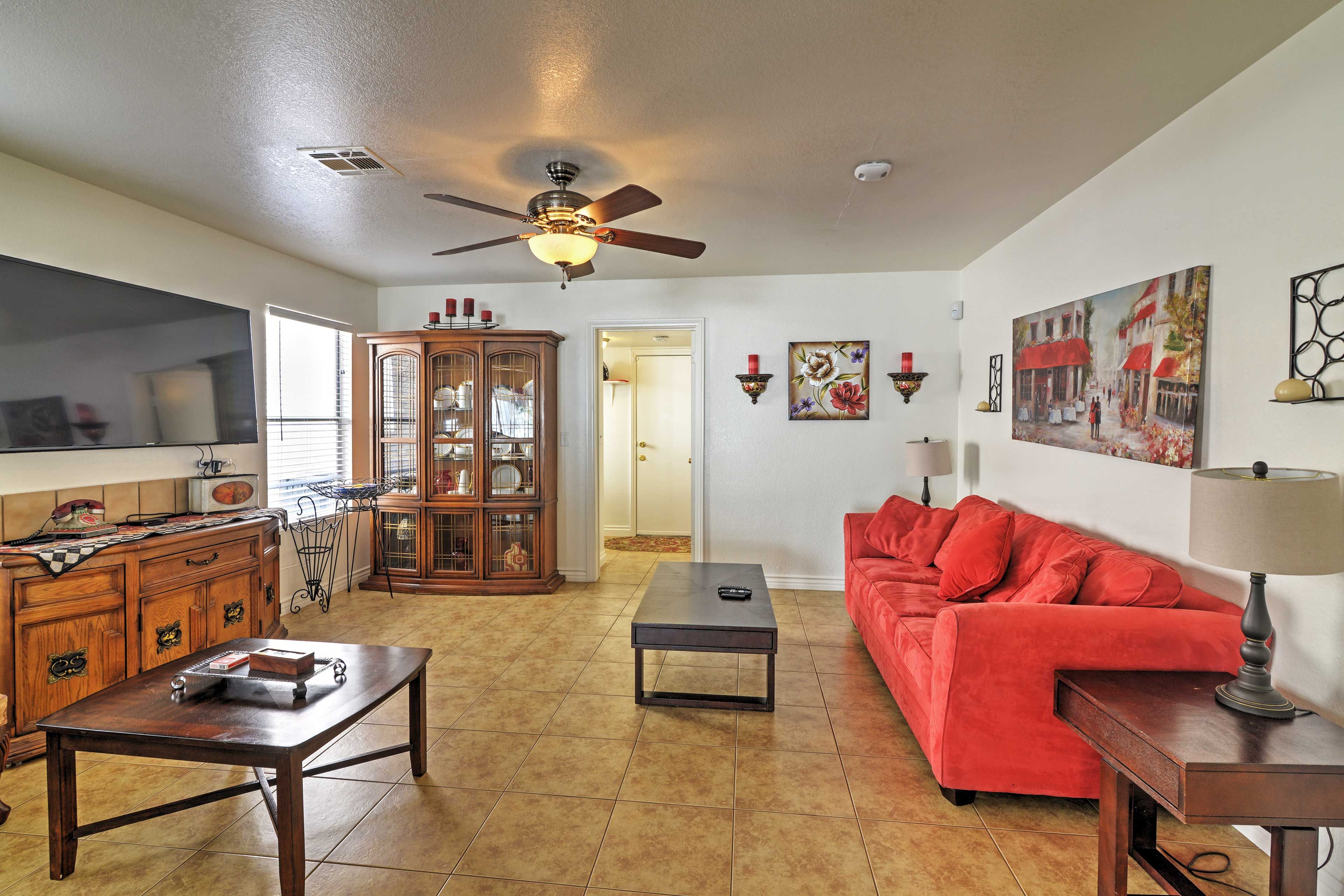 Living Room | Smart TV | Free WiFi | Central Heat & A/C
