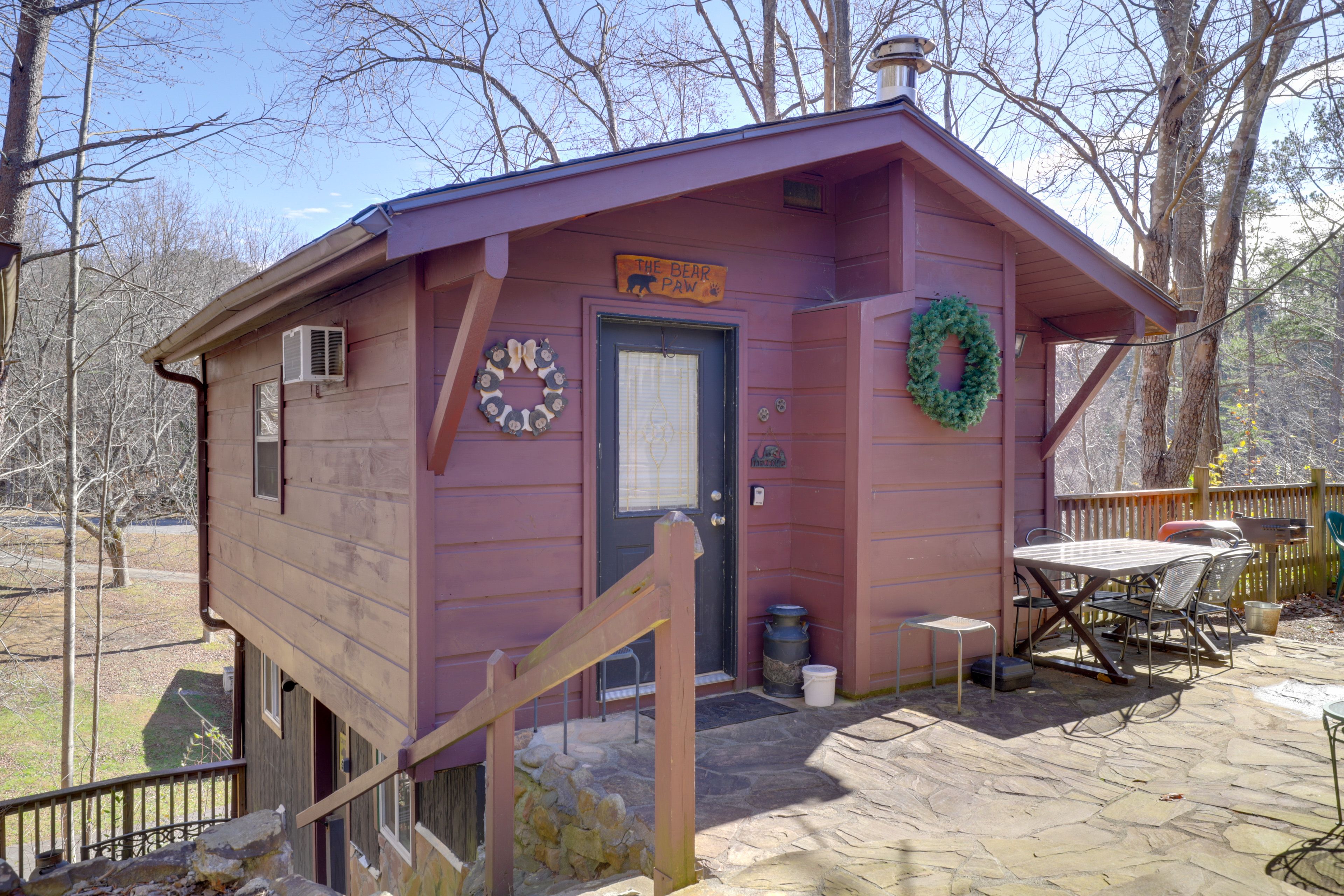 Sevierville Vacation Rental | Studio | 1BA | 400 Sq Ft | 1 Step to Enter