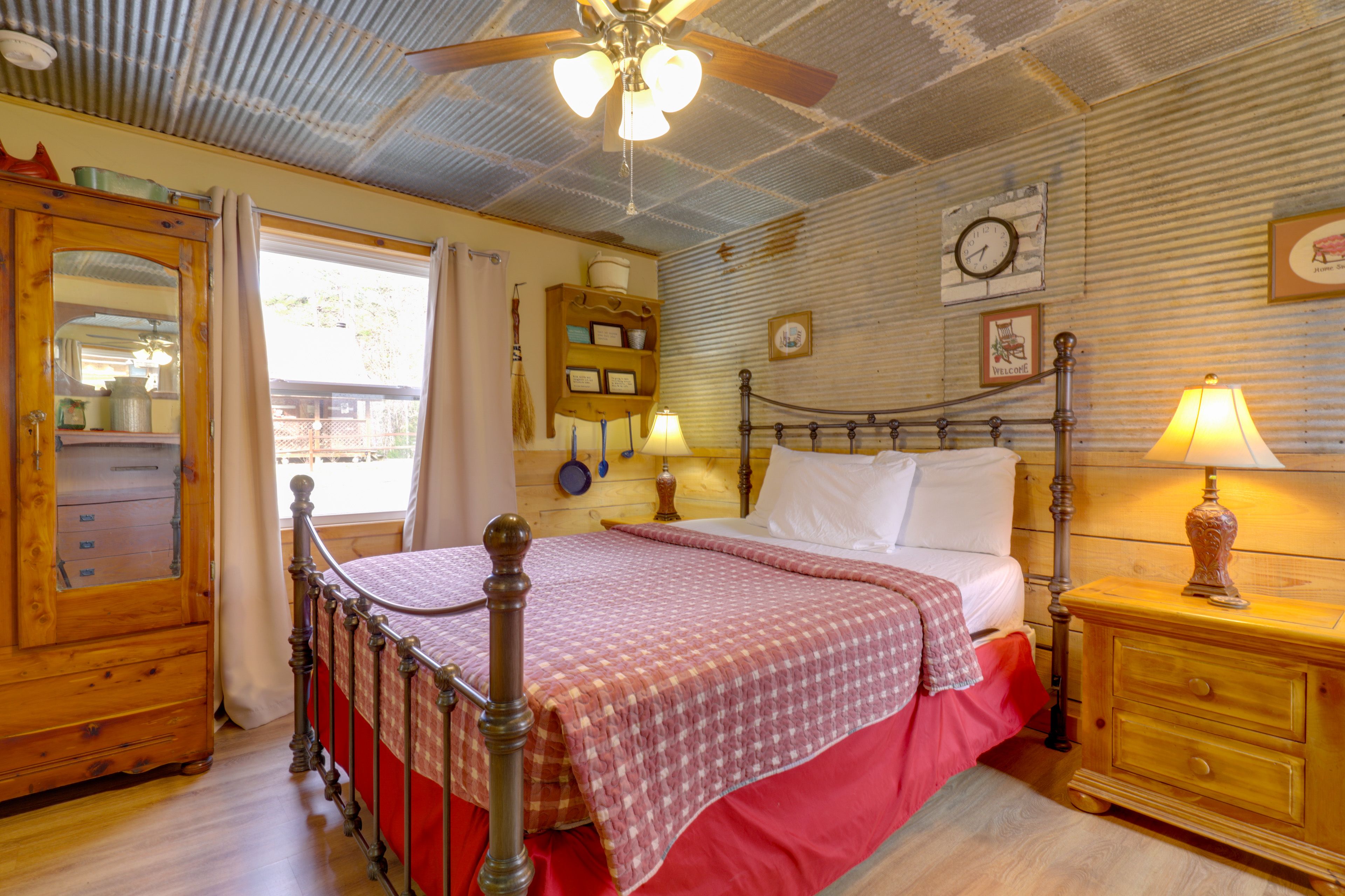 Bedroom 1 | Queen Bed