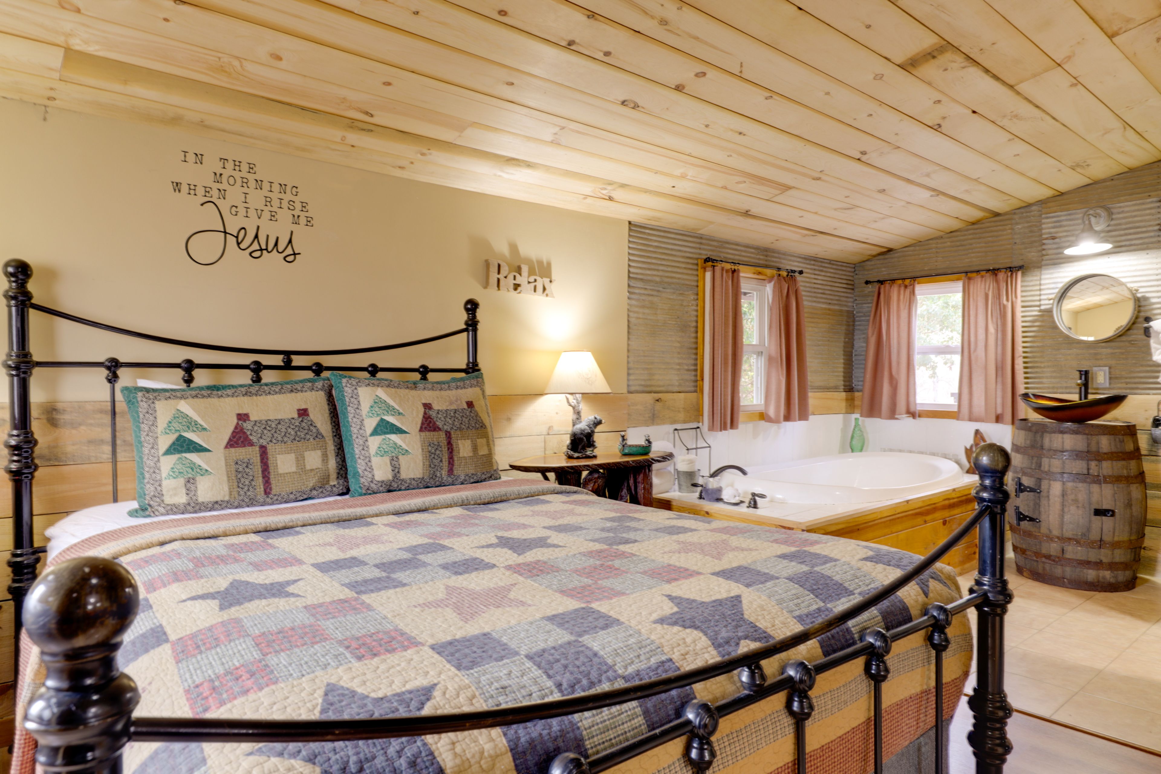 Bedroom 2 | Queen Bed | Jetted Tub