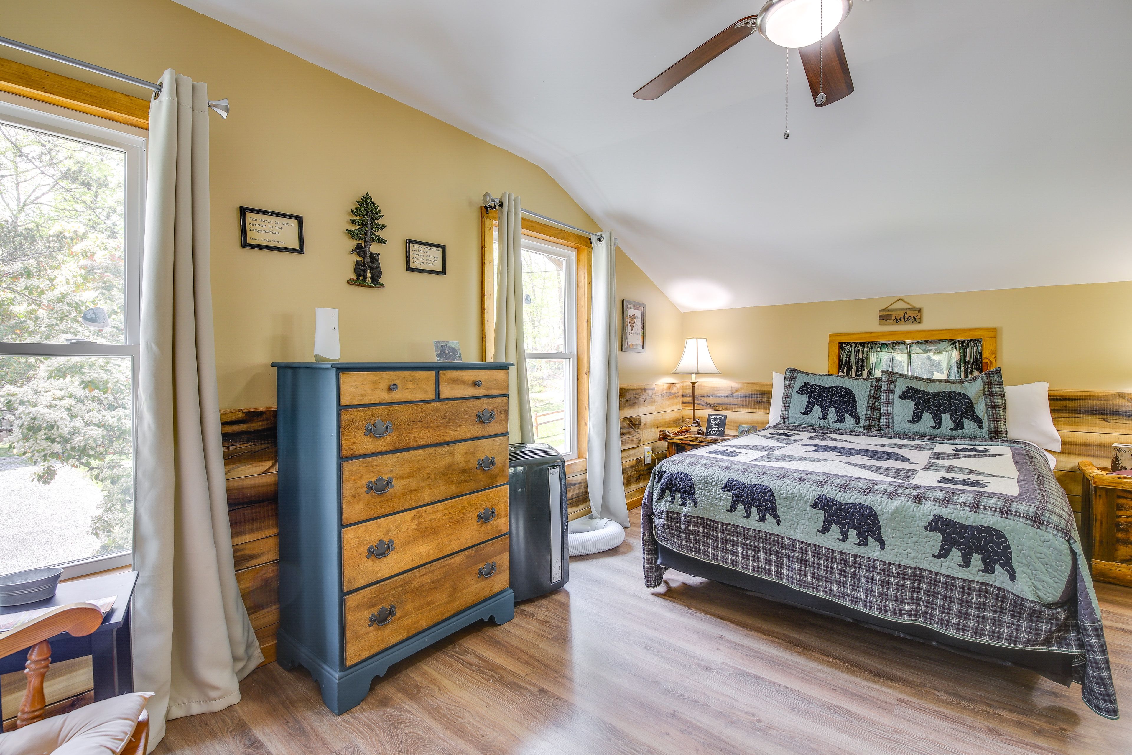 Bedroom | Queen Bed