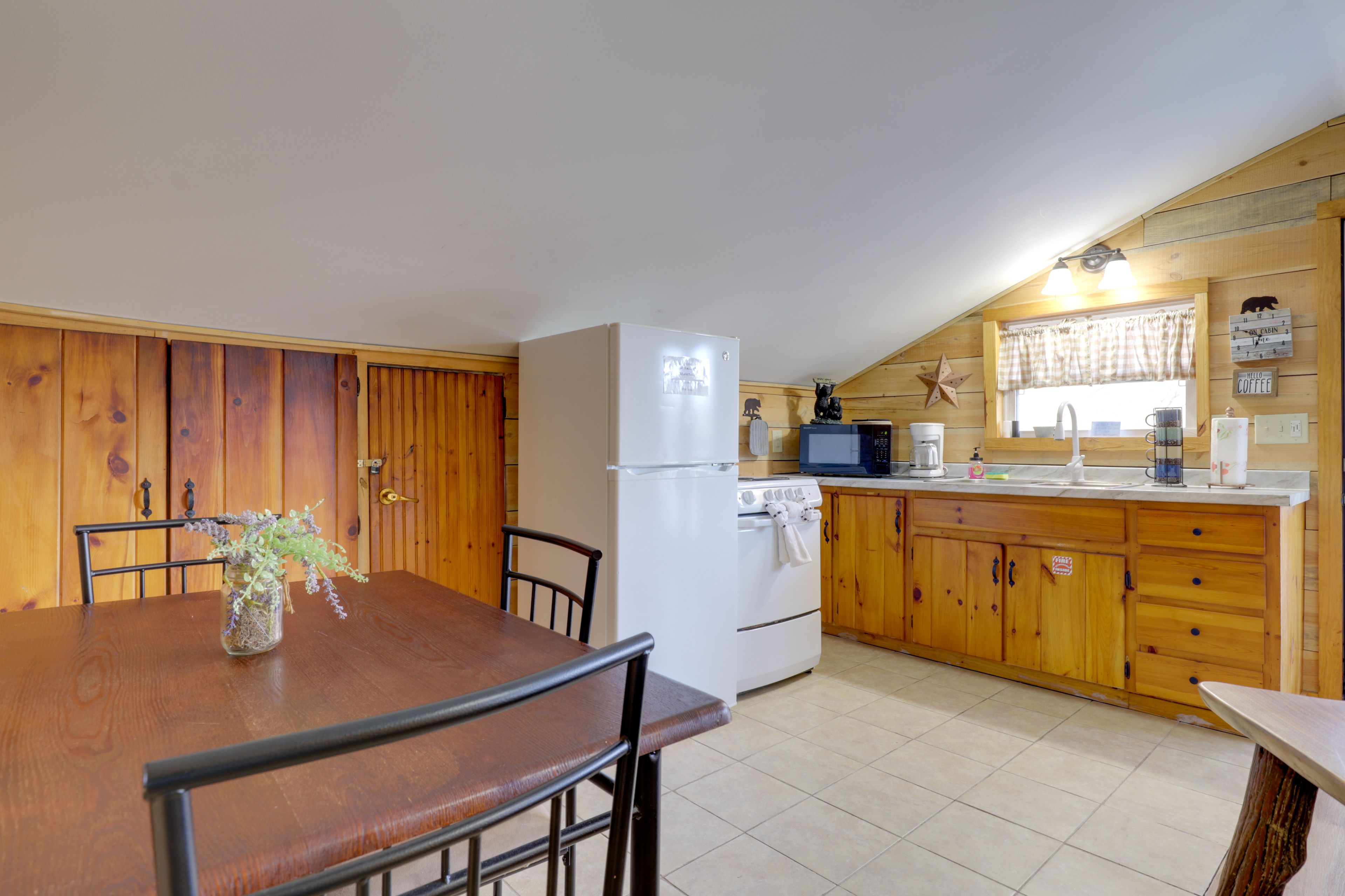 Dining Area | Kitchen