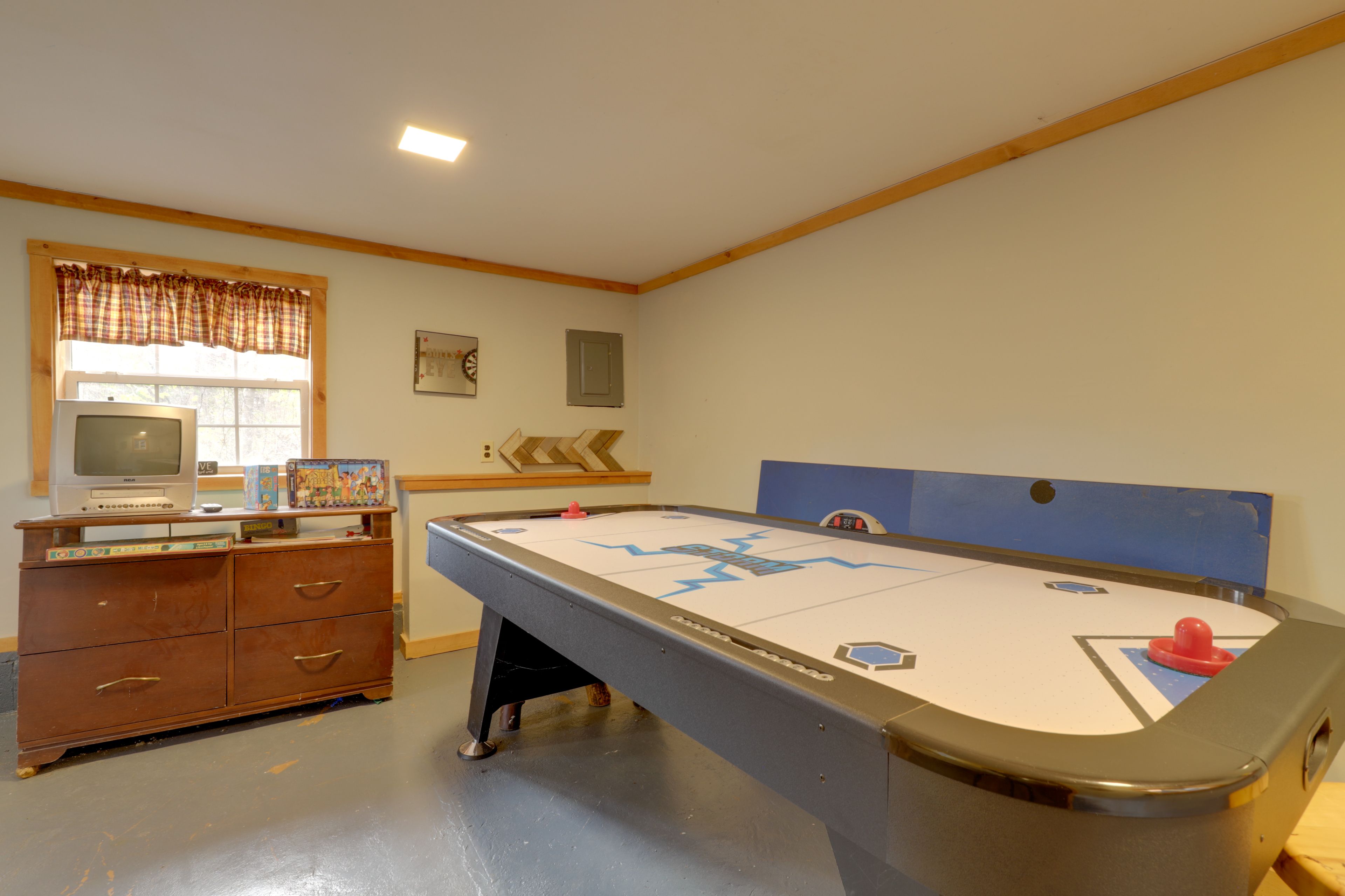 Community Game Room | Air Hockey Table | Washer/Dryer