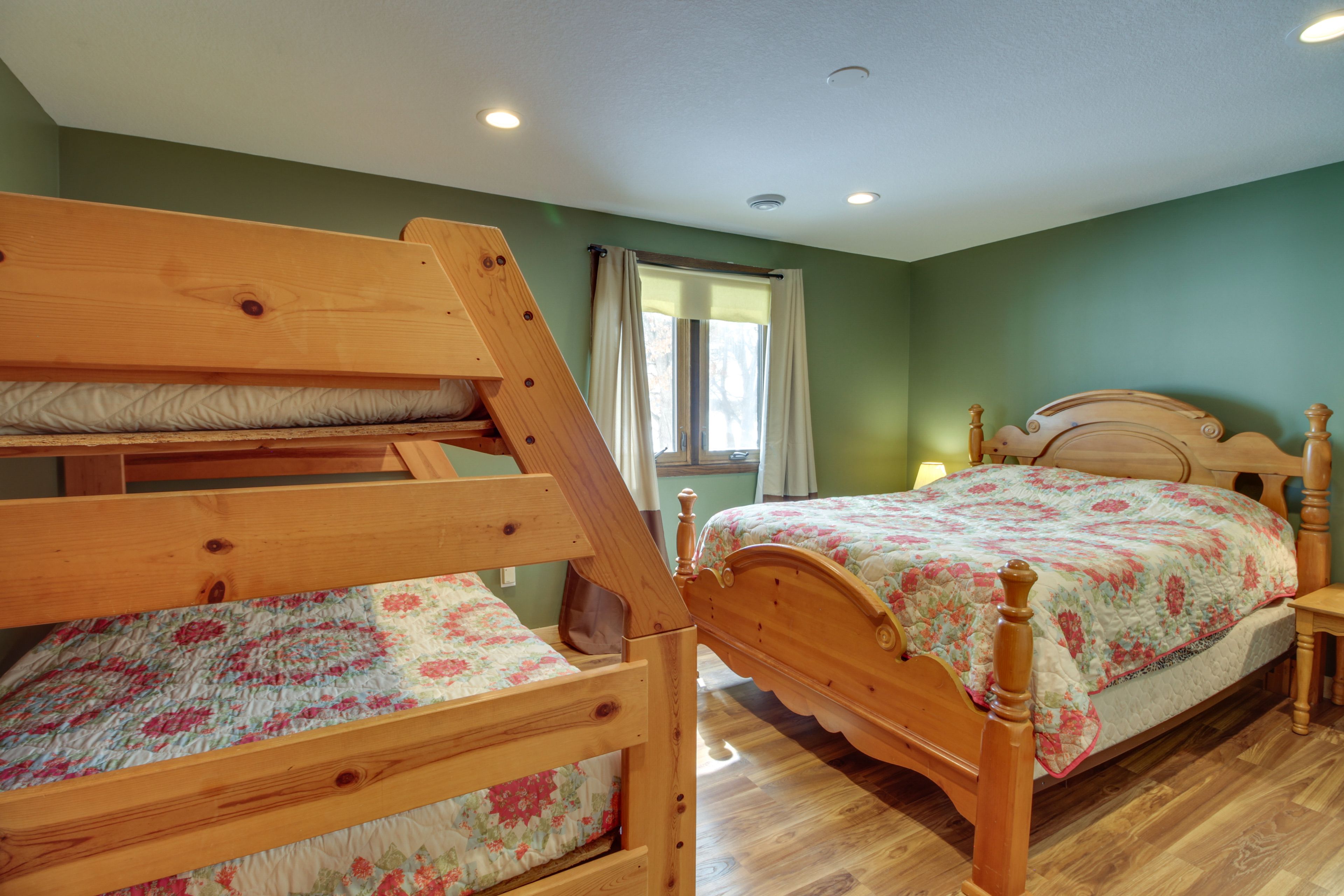 Bedroom 3 | Twin/Full Bunk Bed, Queen Bed