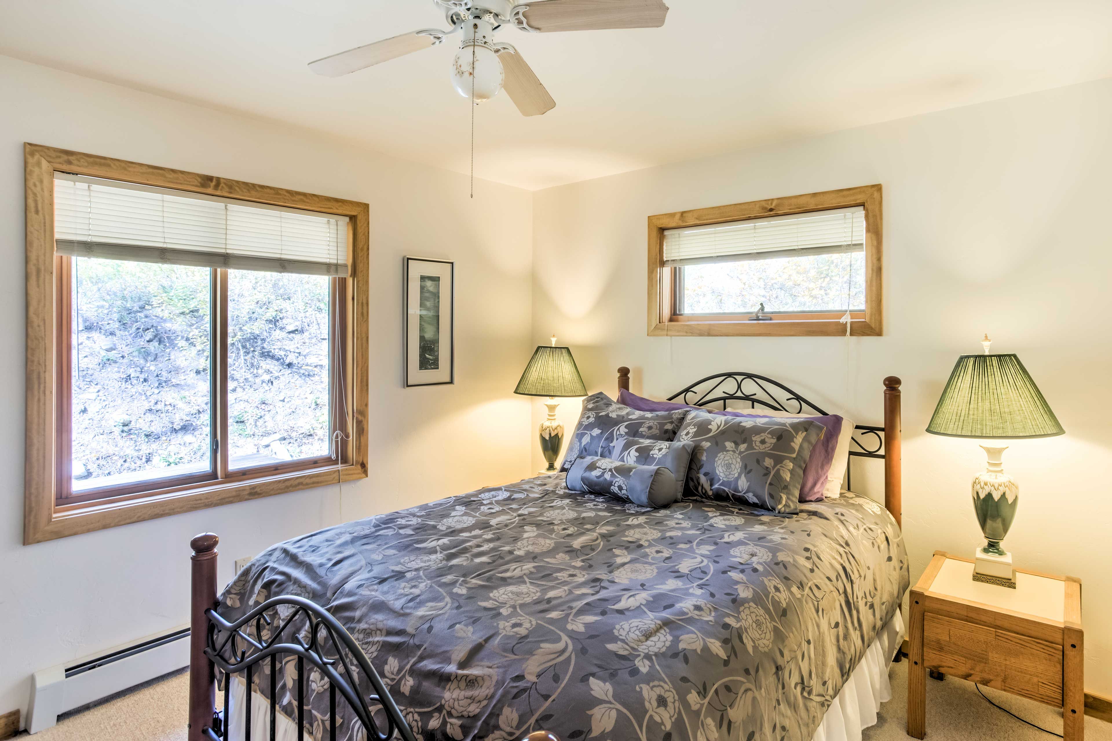 Bedroom | 1st Floor | Queen Bed | Linens Provided