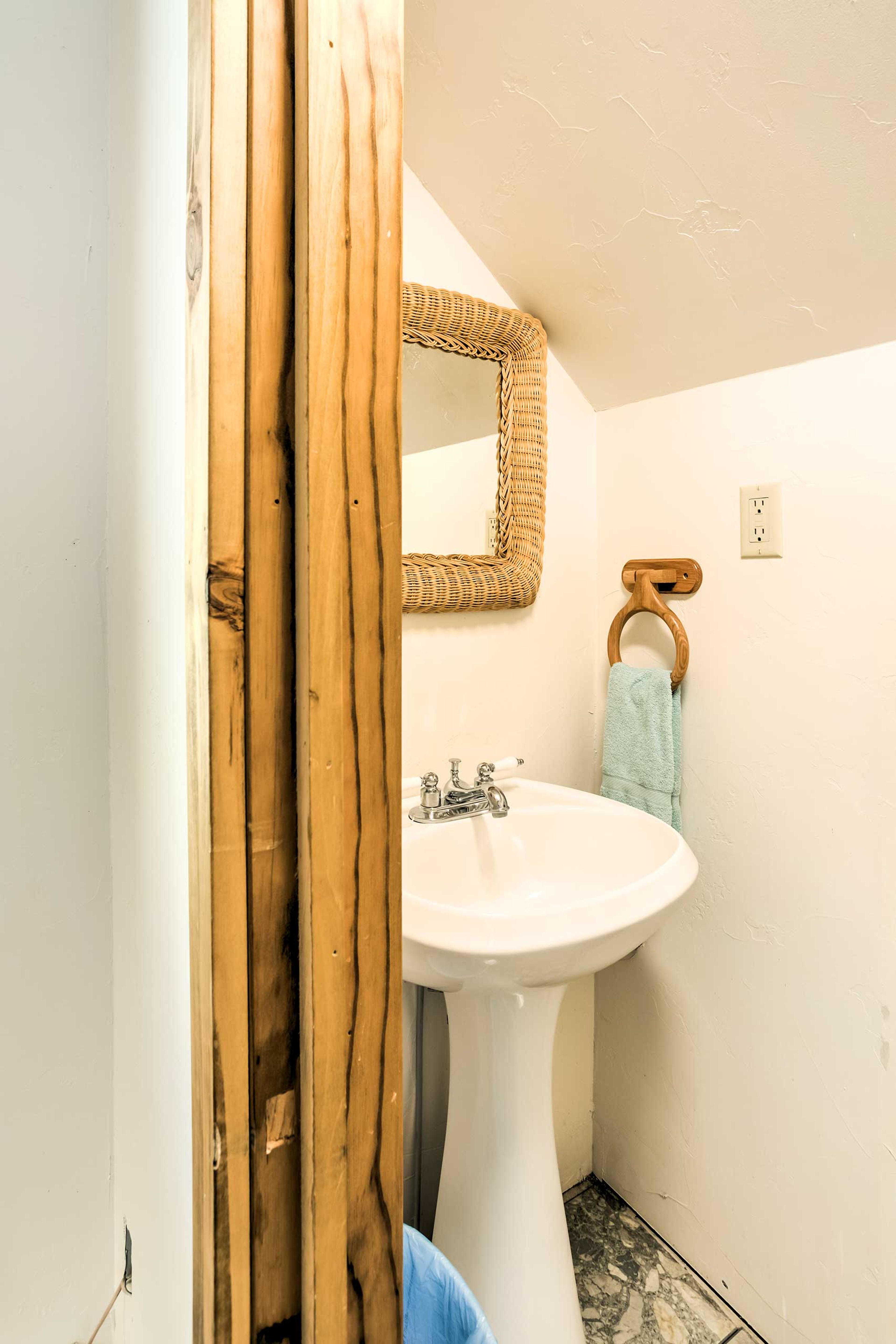 Half Bathroom | 2nd Floor | Complimentary Toiletries