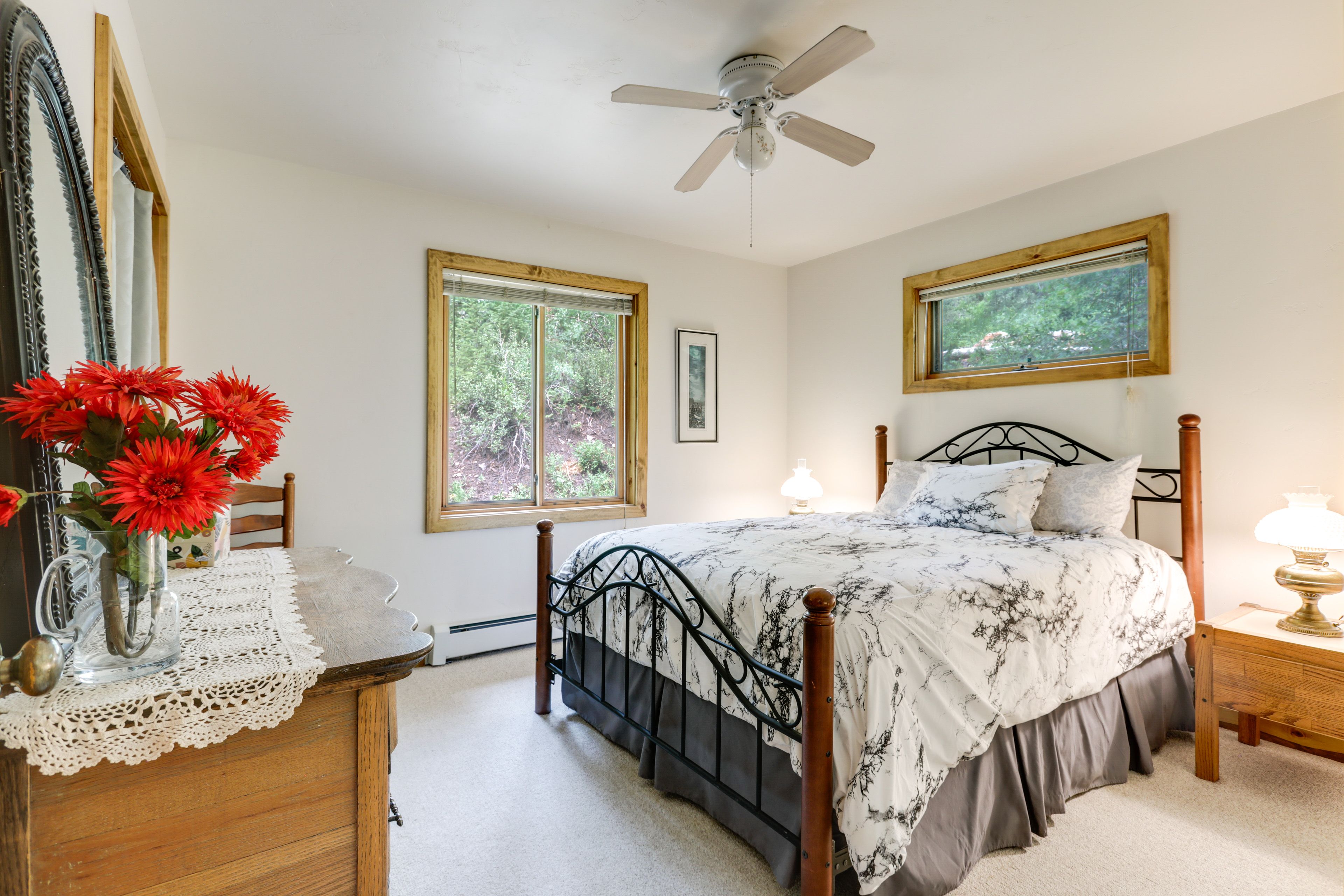 Bedroom | 1st Floor | Queen Bed | Linens Provided