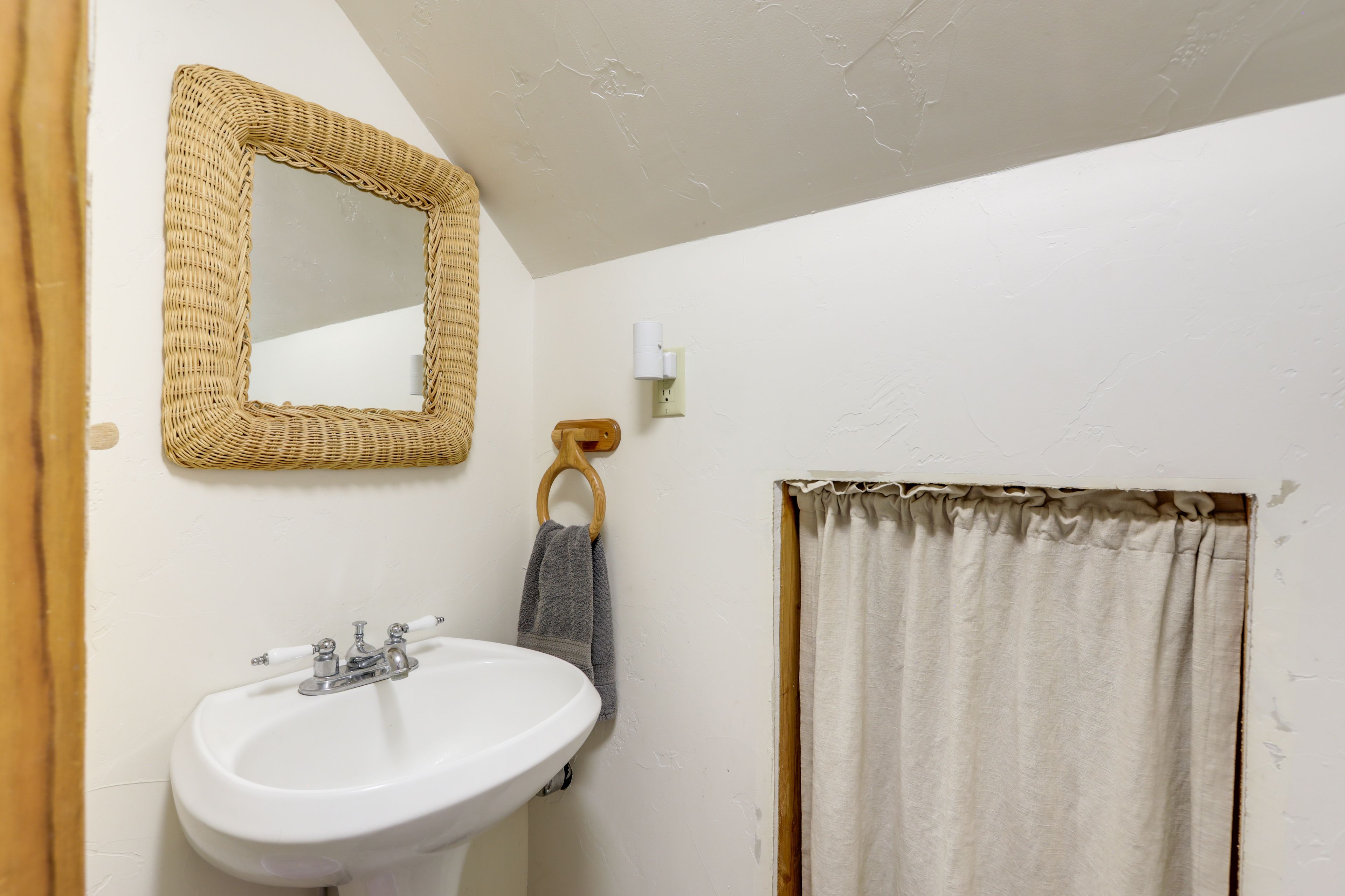Half Bathroom | 2nd Floor | Complimentary Toiletries