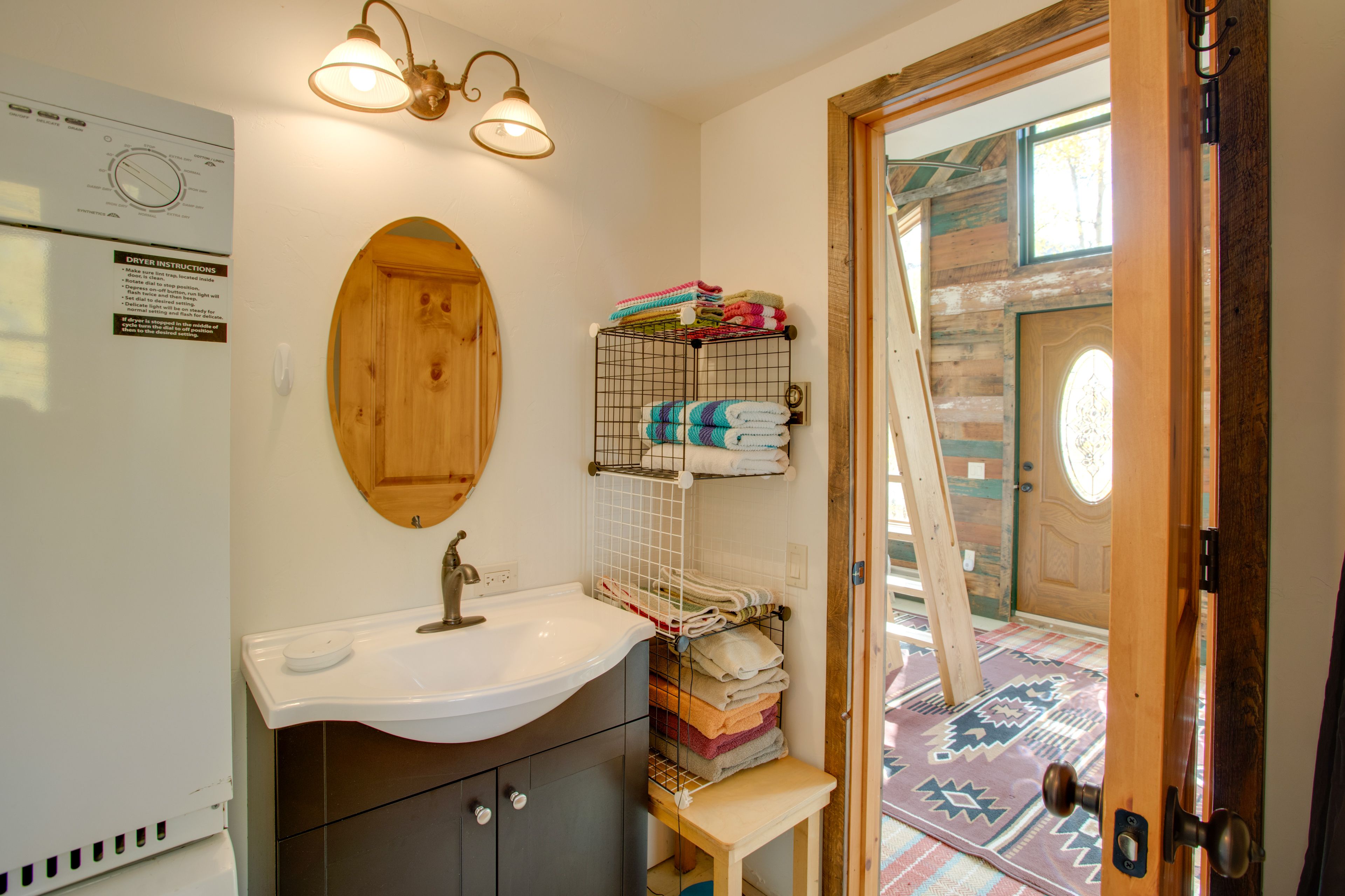 Full Bathroom | Washer | Dryer | Towels Provided