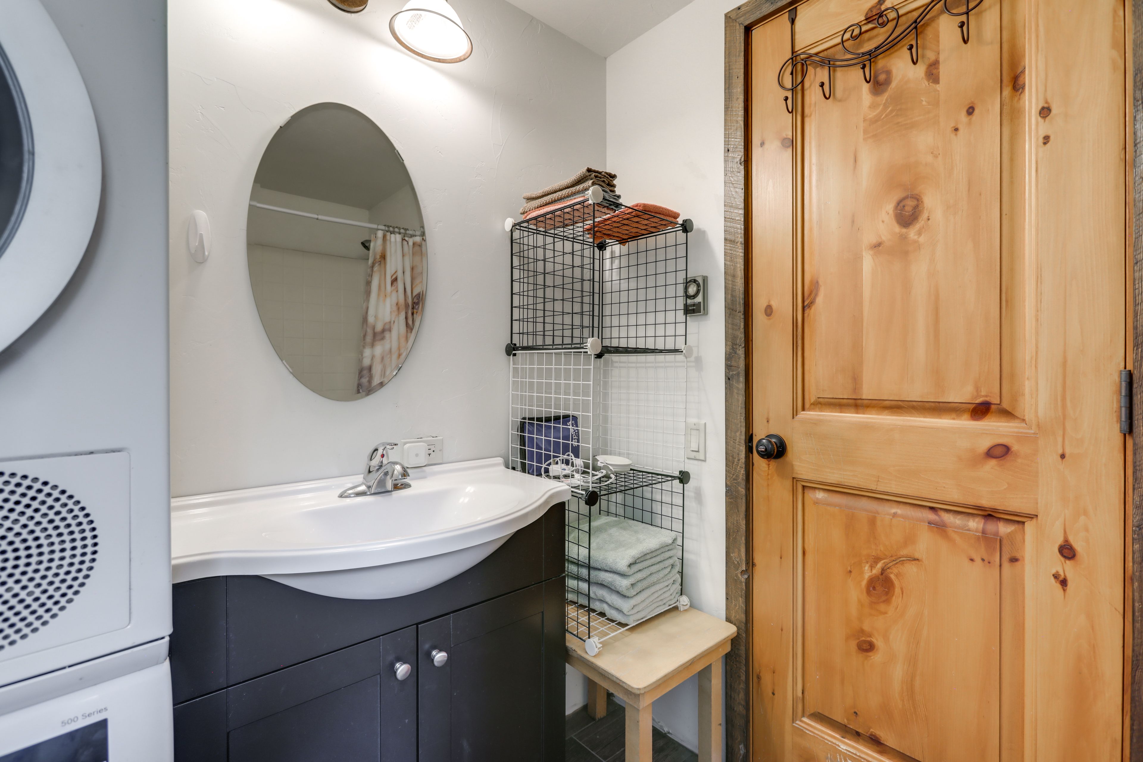Full Bathroom | Washer | Dryer | Towels Provided