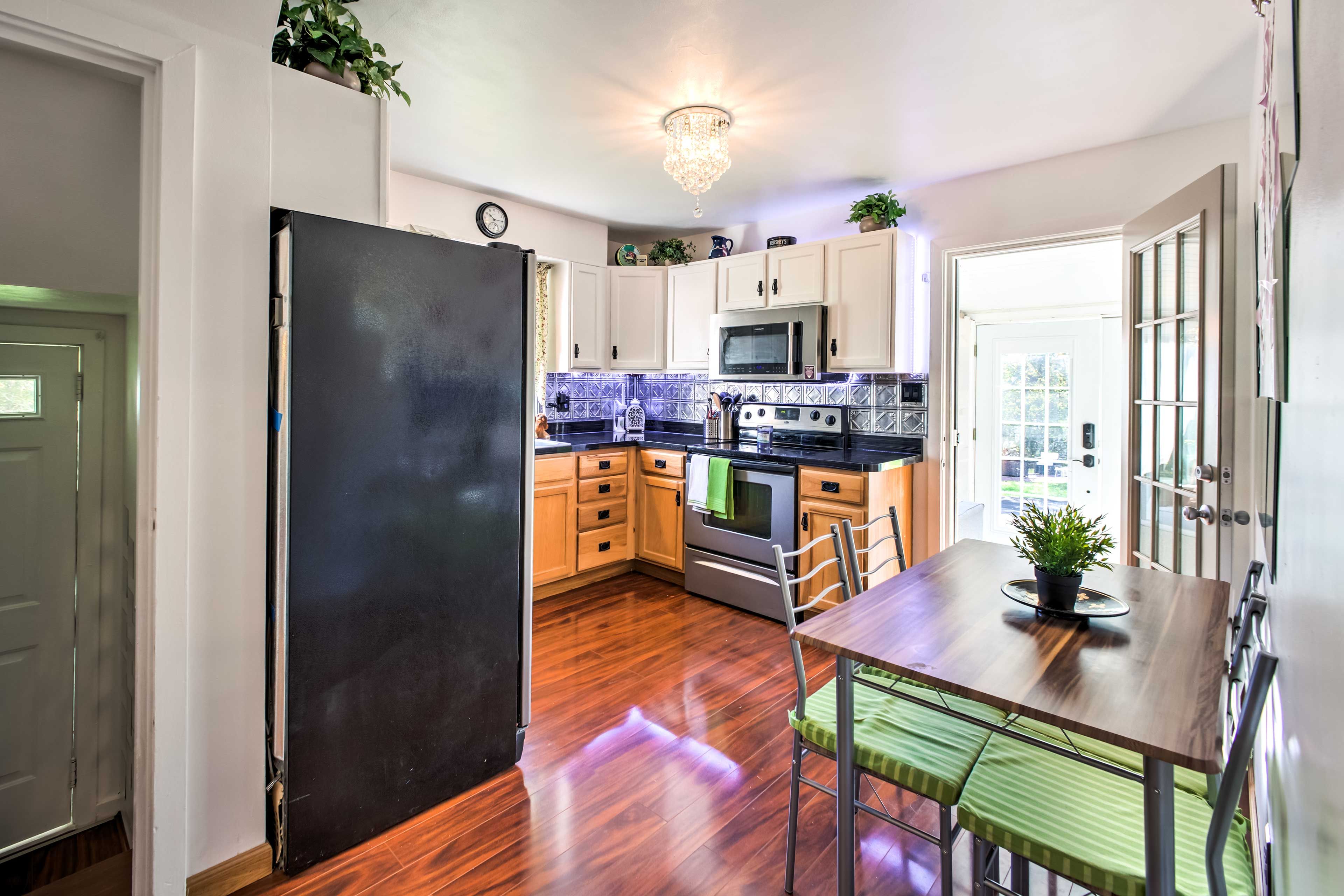 Dining Area | Dishes & Flatware Provided