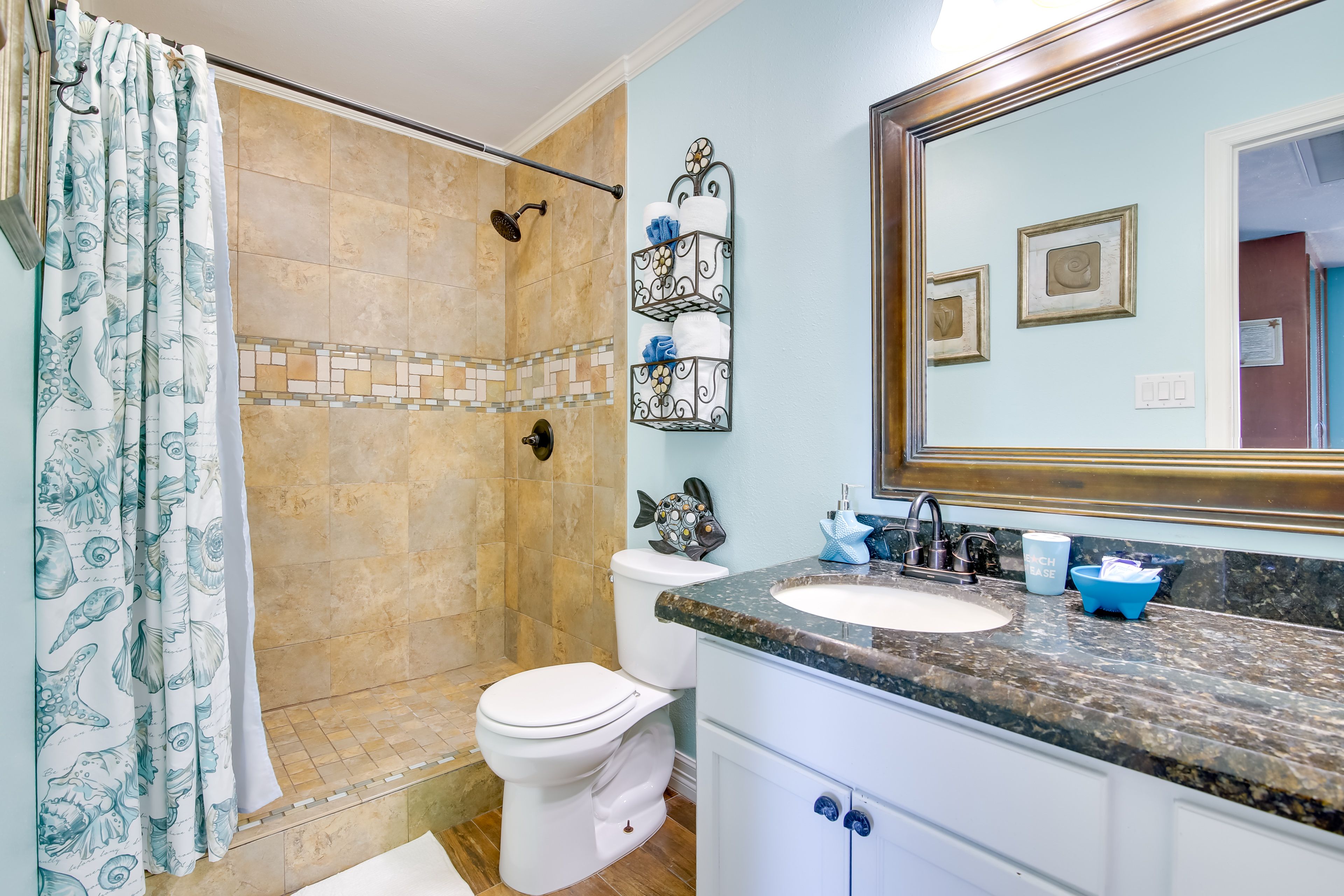 Full Bathroom | Towels Provided | Complimentary Toiletries
