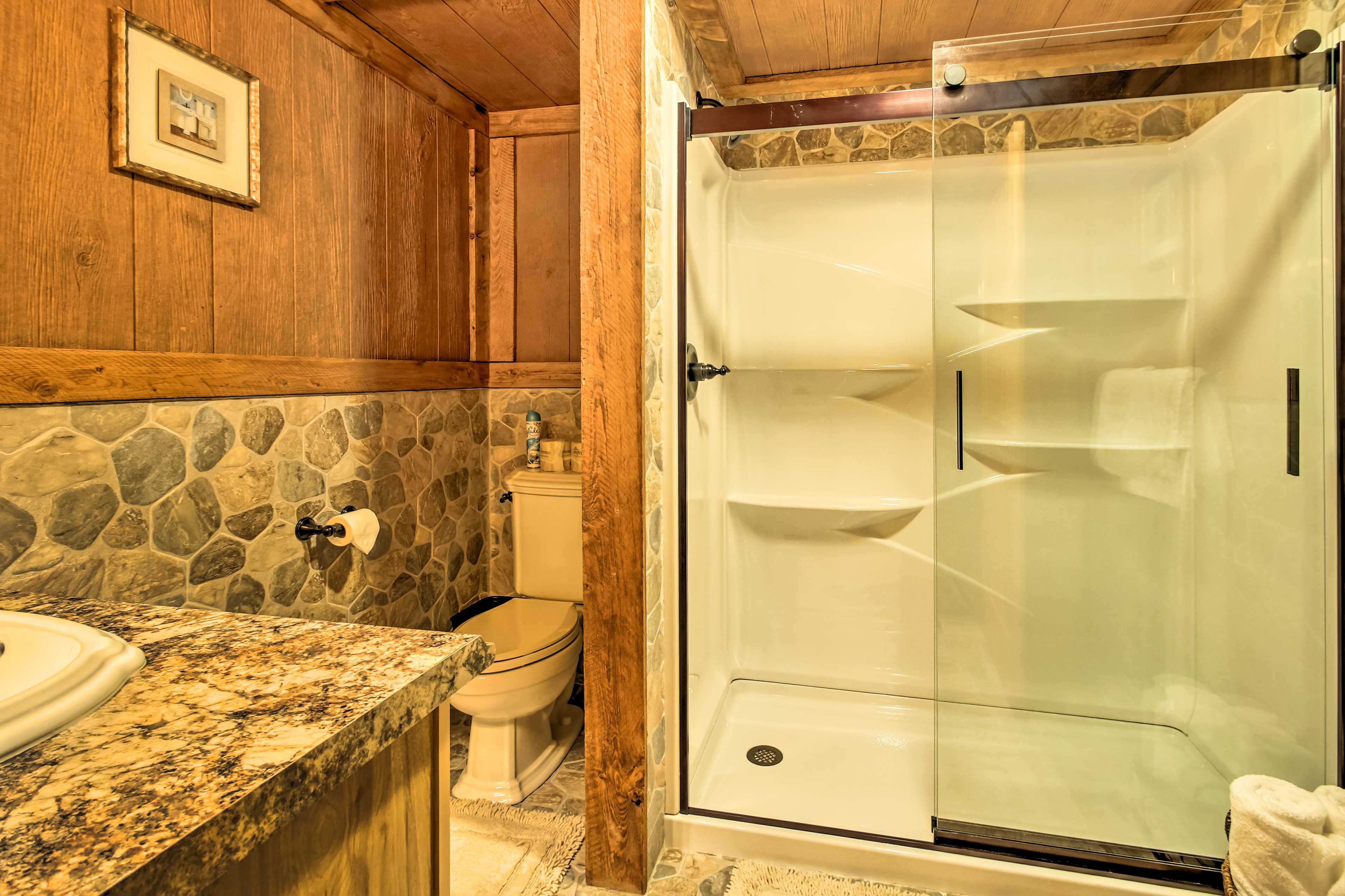 Full Bathroom | Washer & Dryer | Laundry Detergent