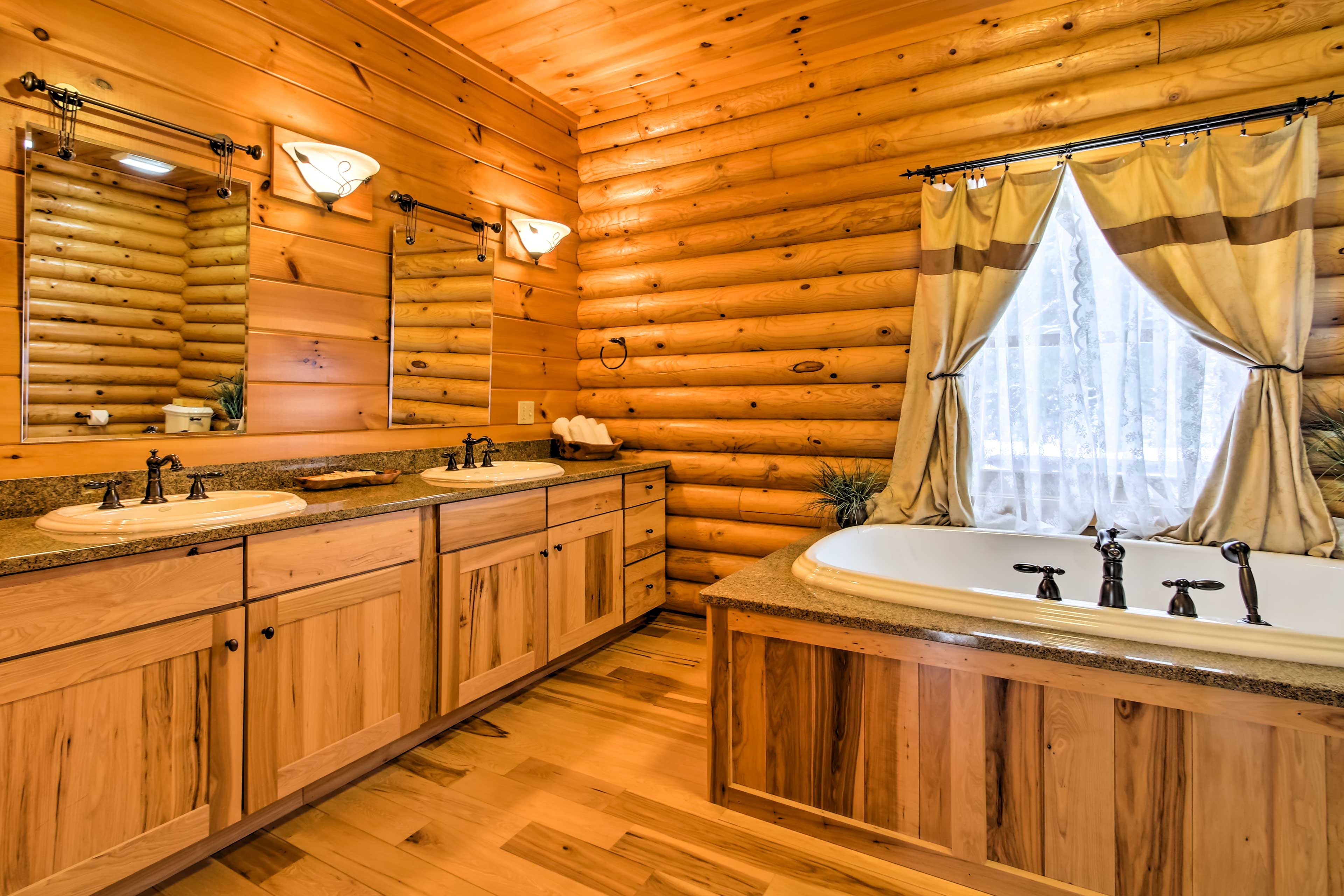 Full Bathroom | Linens & Towels | Jacuzzi