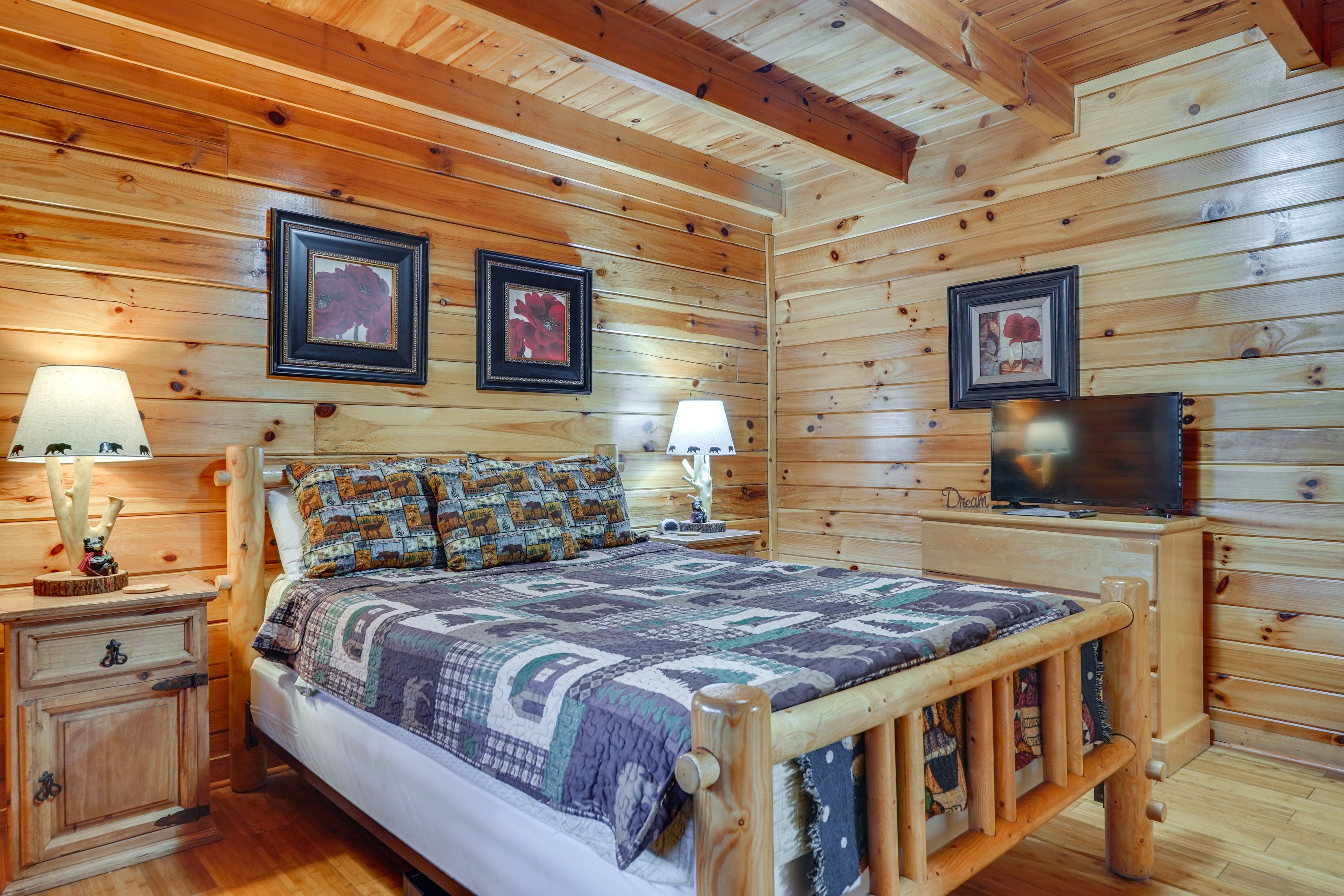 Bedroom 1 | Queen Bed | Linens & Towels Provided